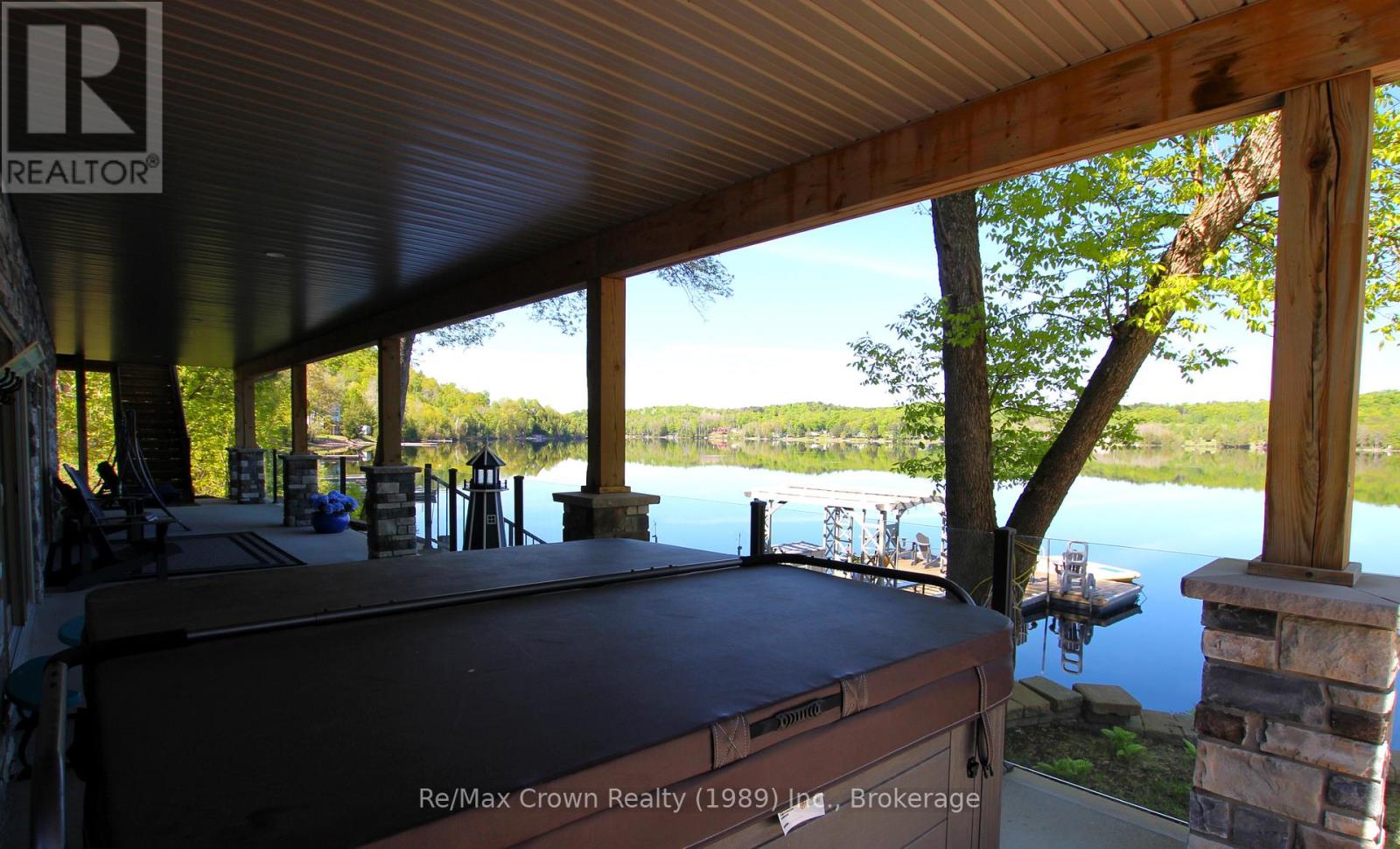 Covered Lower Level Patio w/Hot Tub