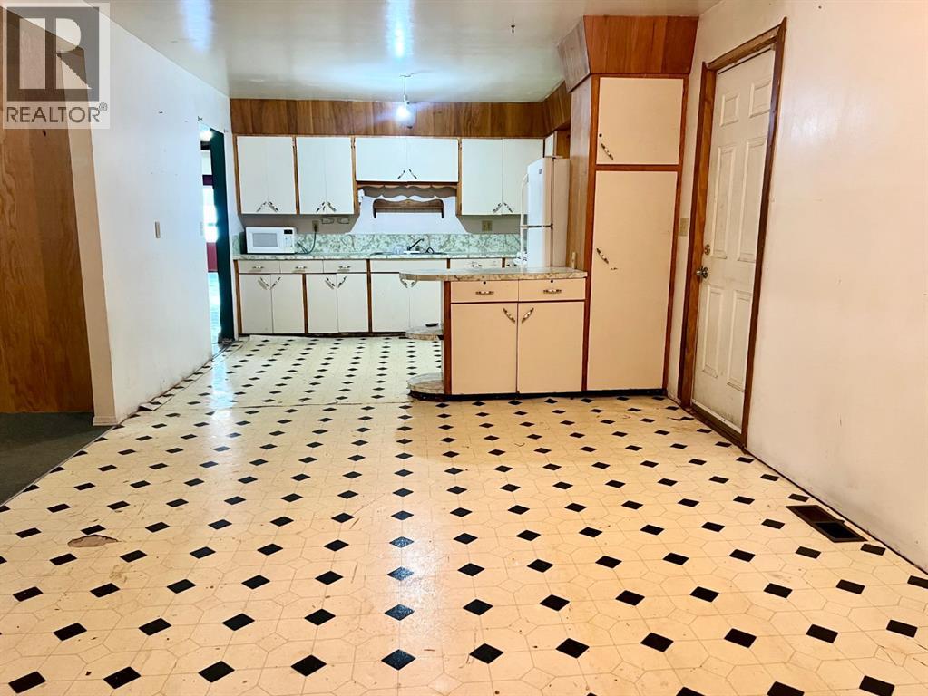 5019 50 Avenue — photo 9