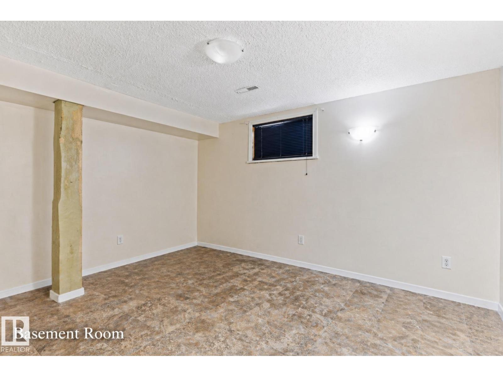 7703 77 Avenue NW - 20