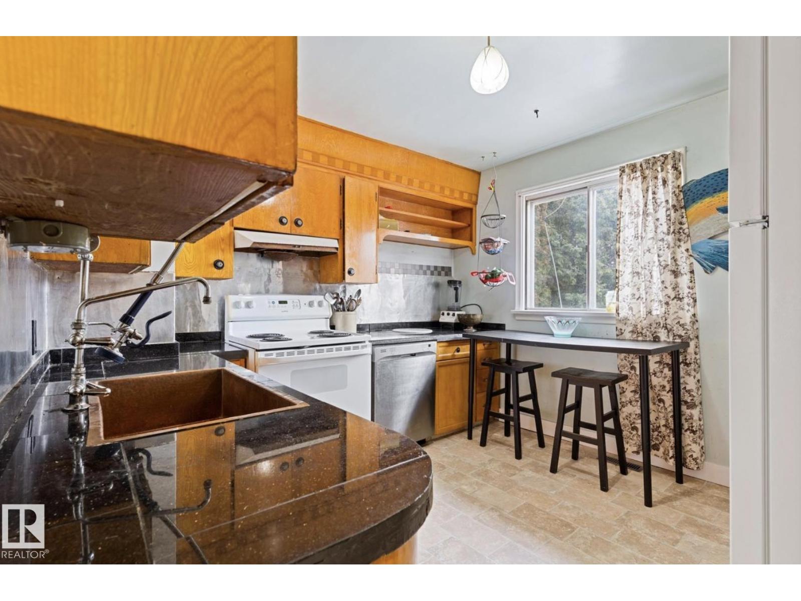 7703 77 Avenue NW - 10