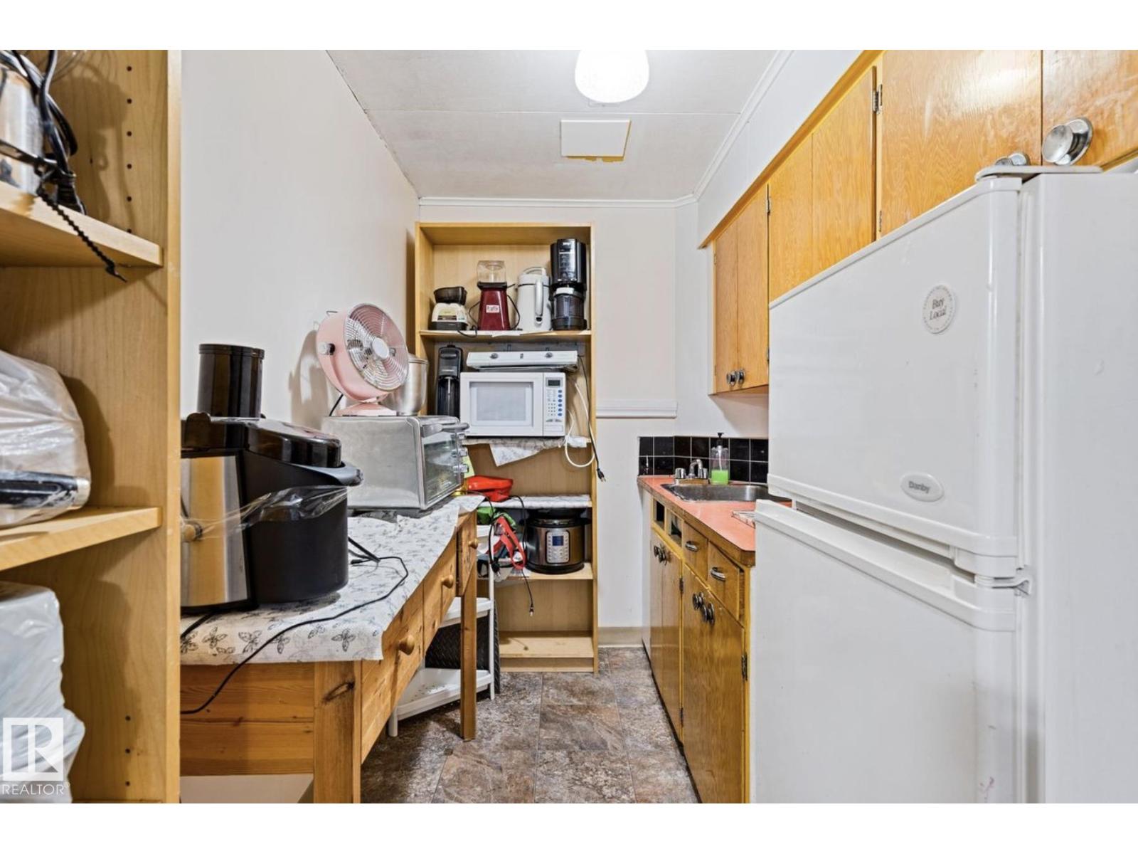 7703 77 Avenue NW - 21