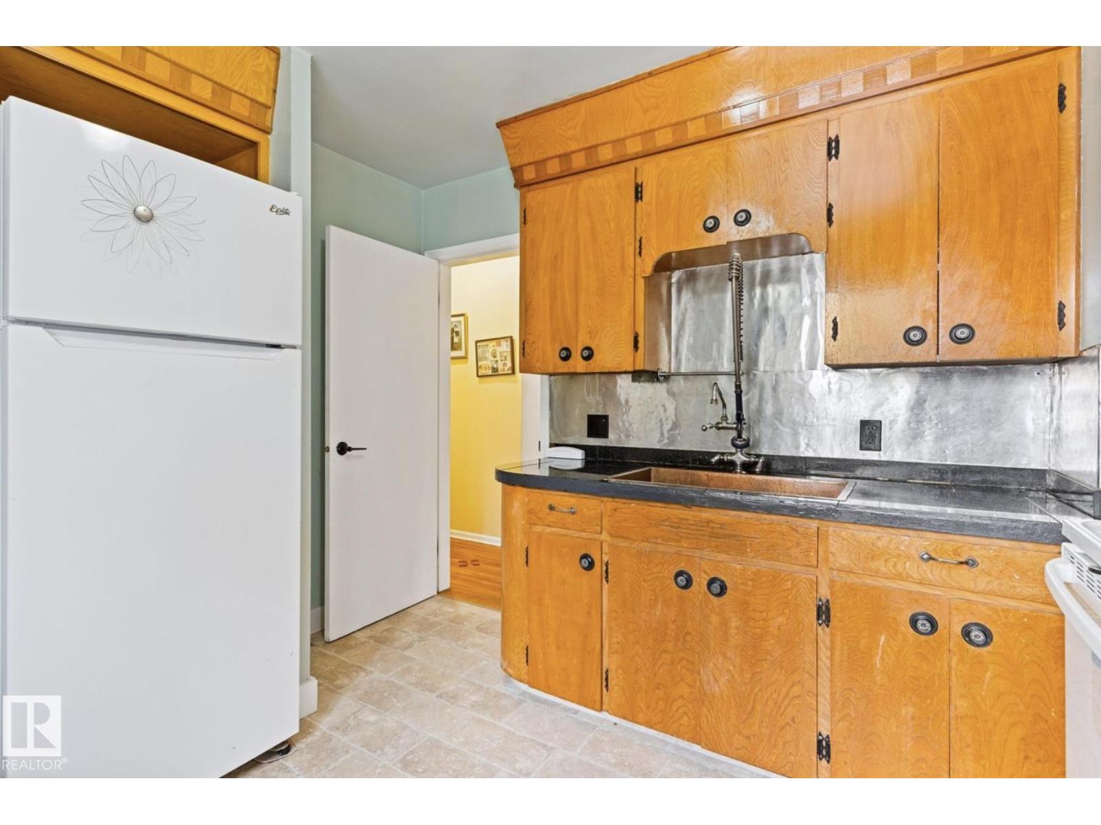 7703 77 Avenue NW - 11