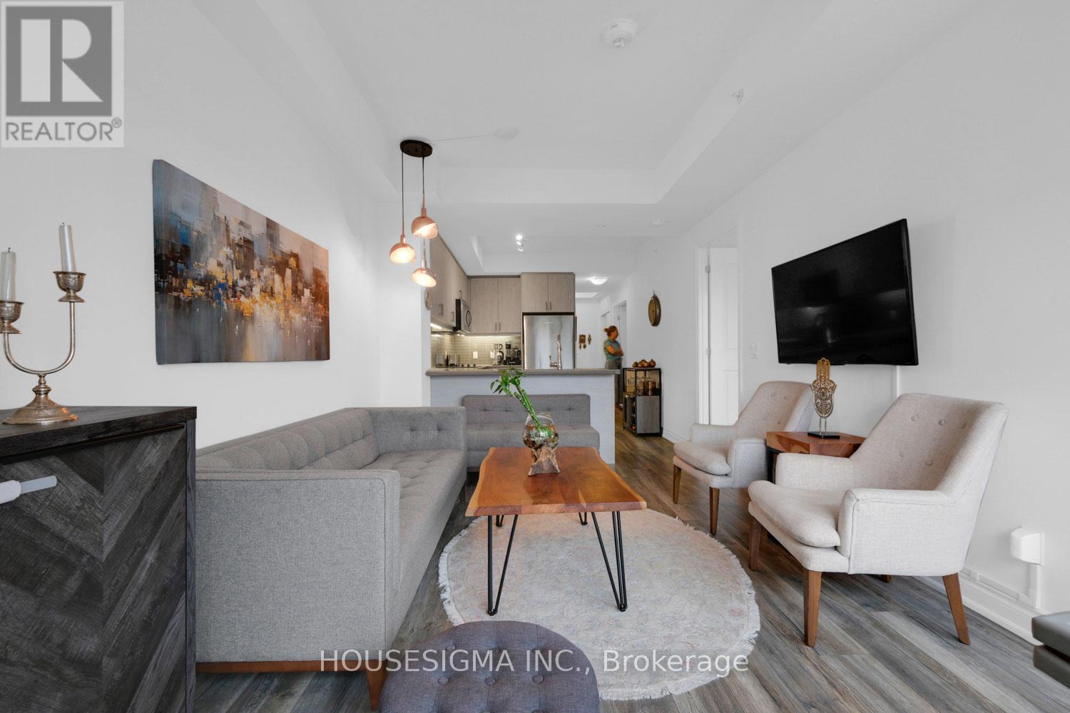 #318 9618 YONGE STREET - 18