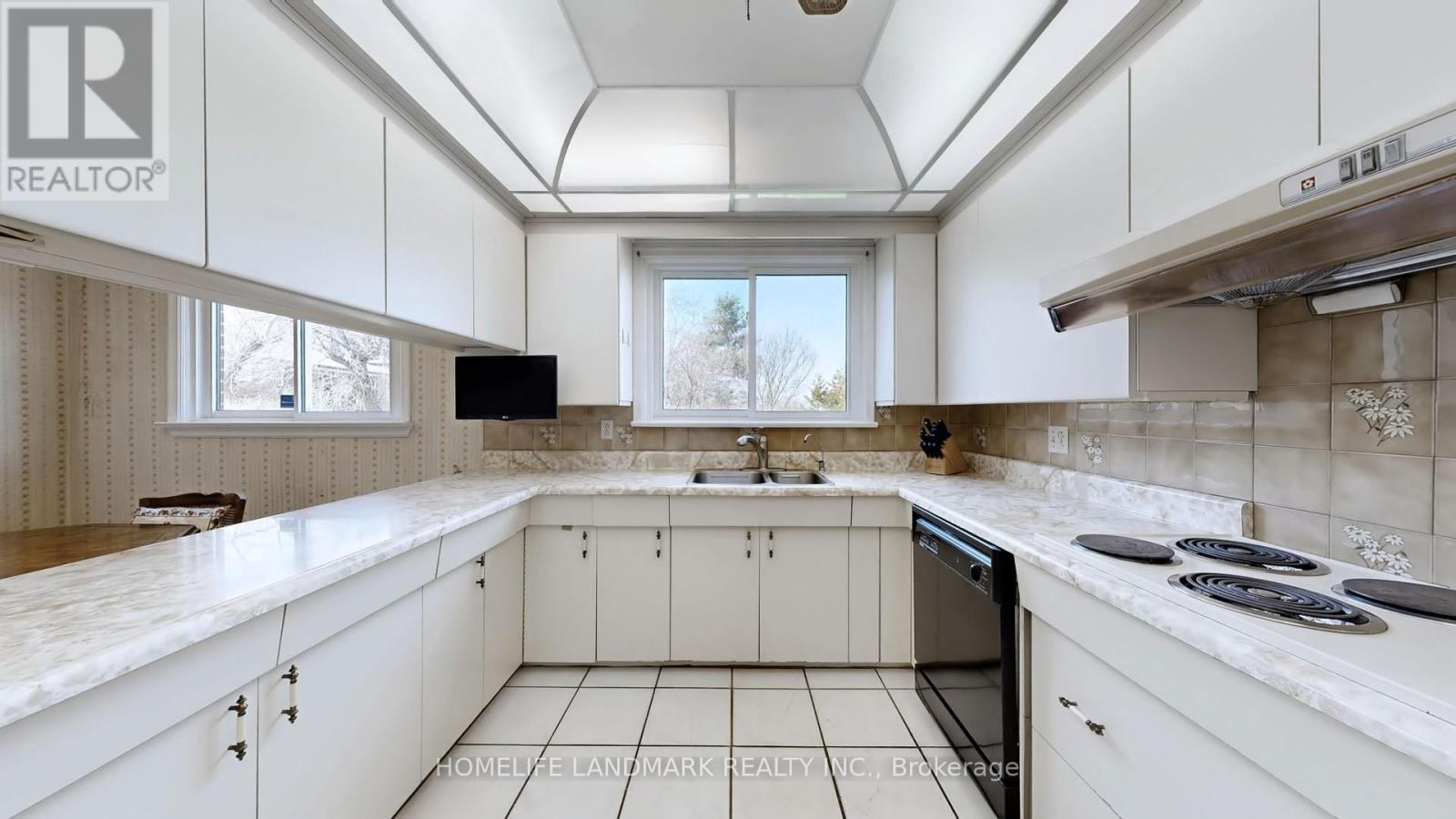 568 CUMMER AVENUE — photo 8