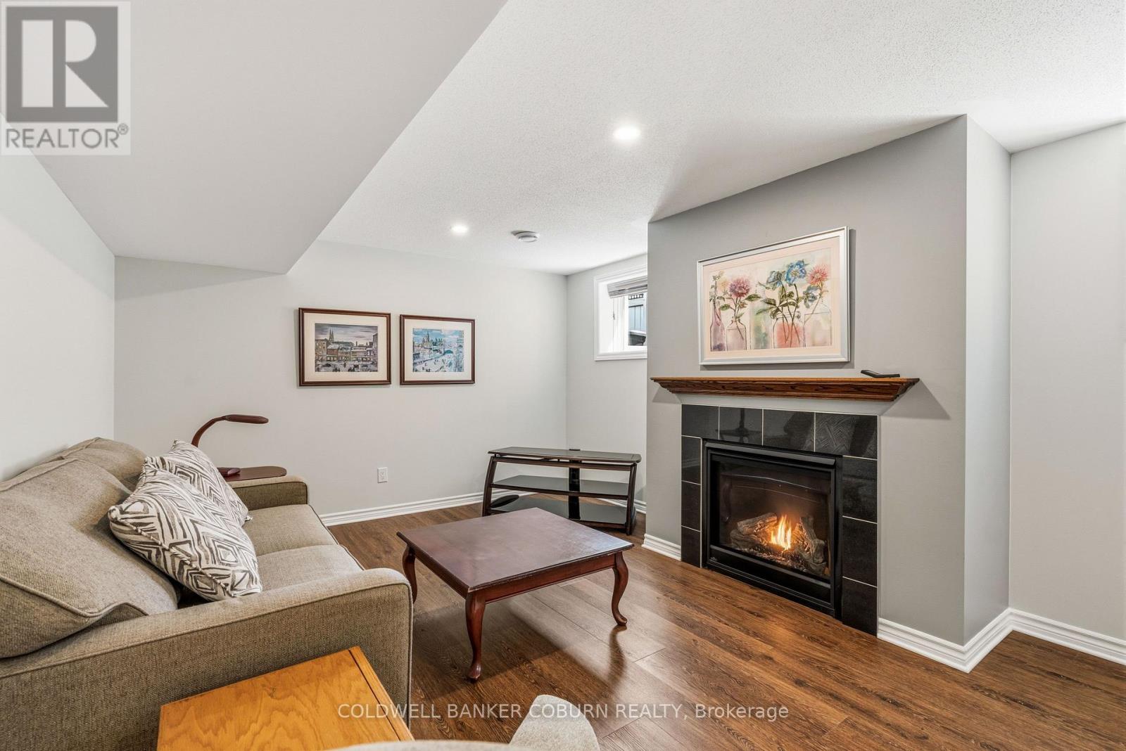 213 OXFORD STREET W - 25