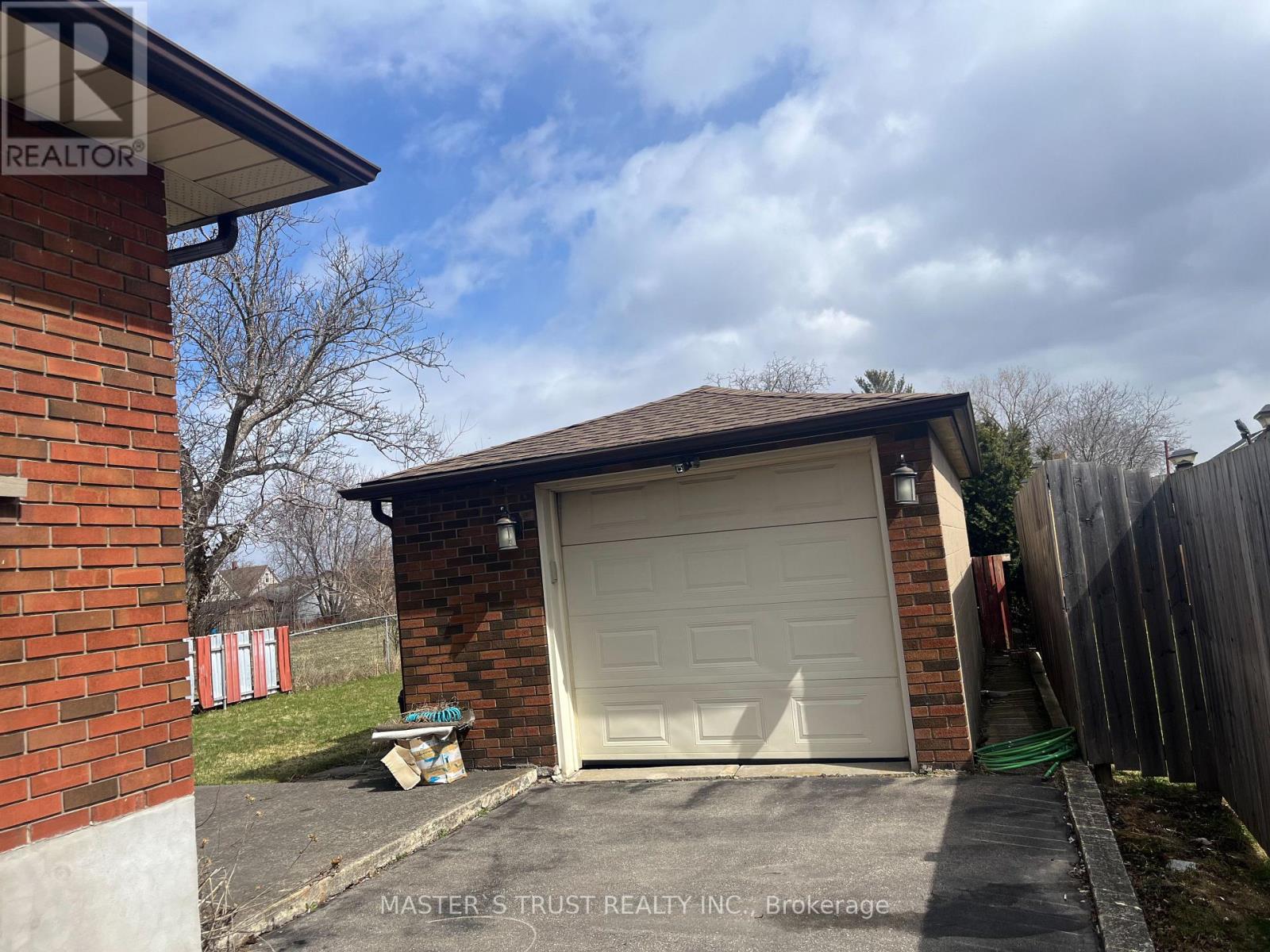 5568 DRUMMOND ROAD - 3
