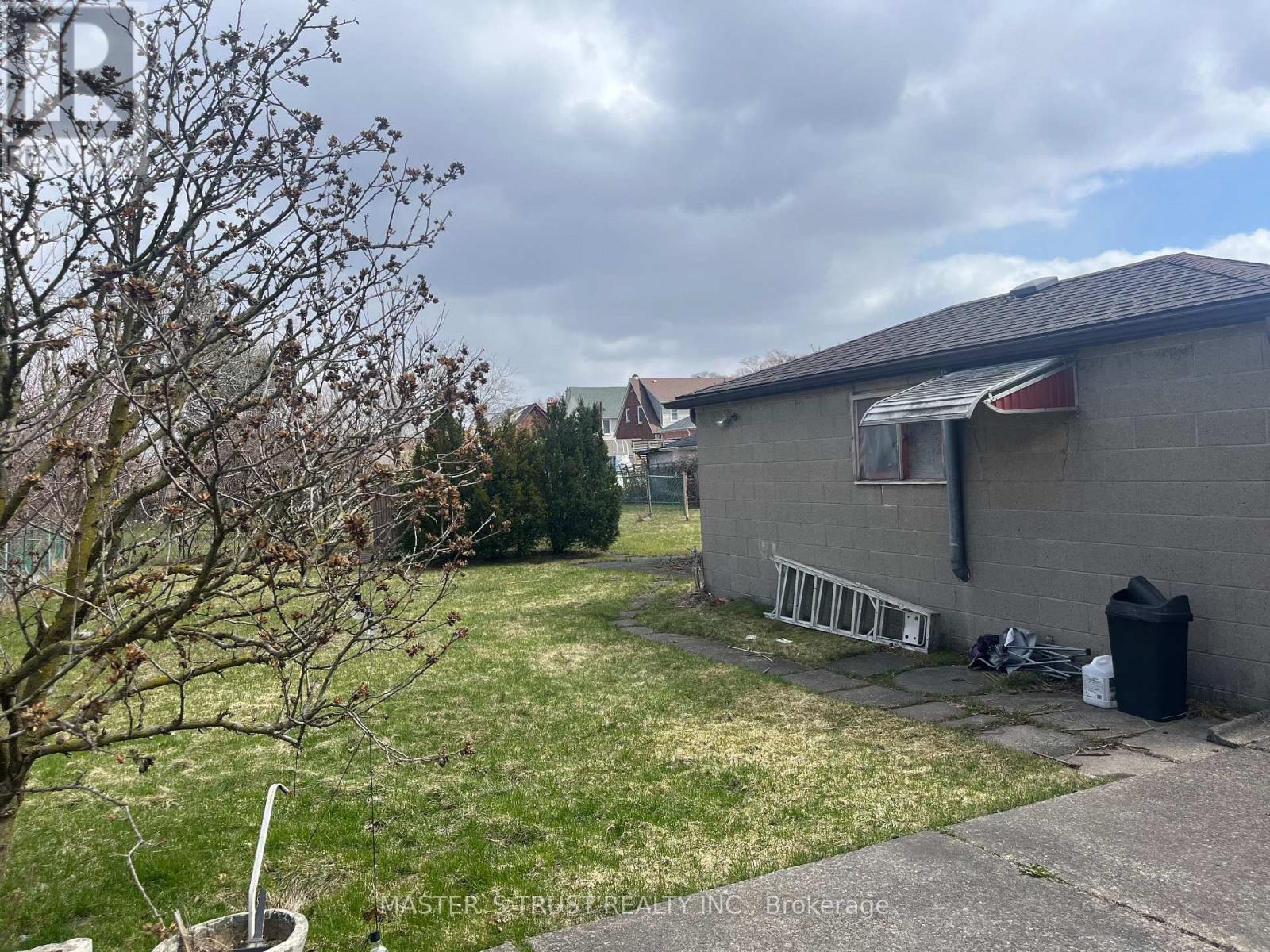 5568 DRUMMOND ROAD - 6