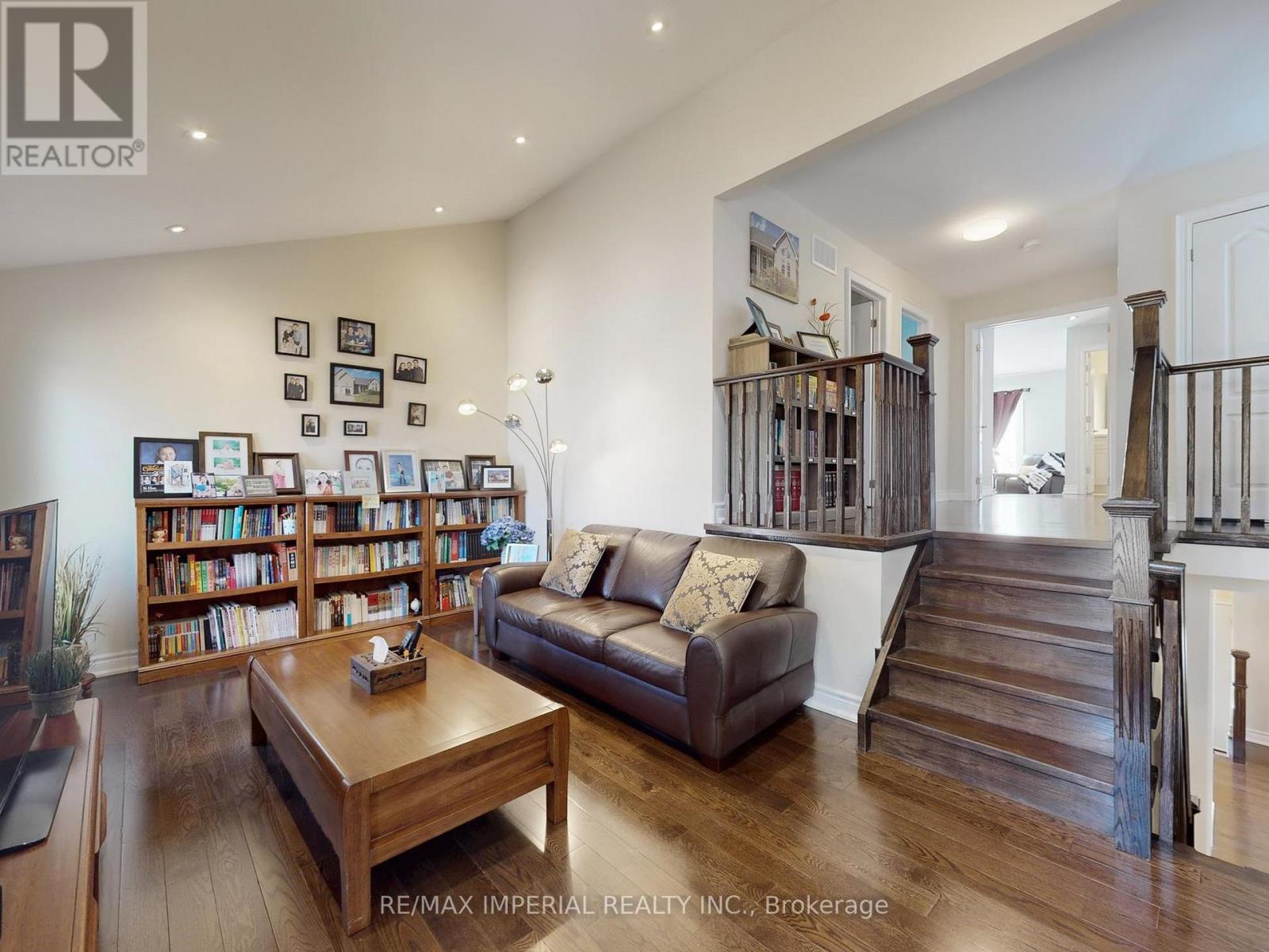 140 ROMAIN CRESCENT - 21