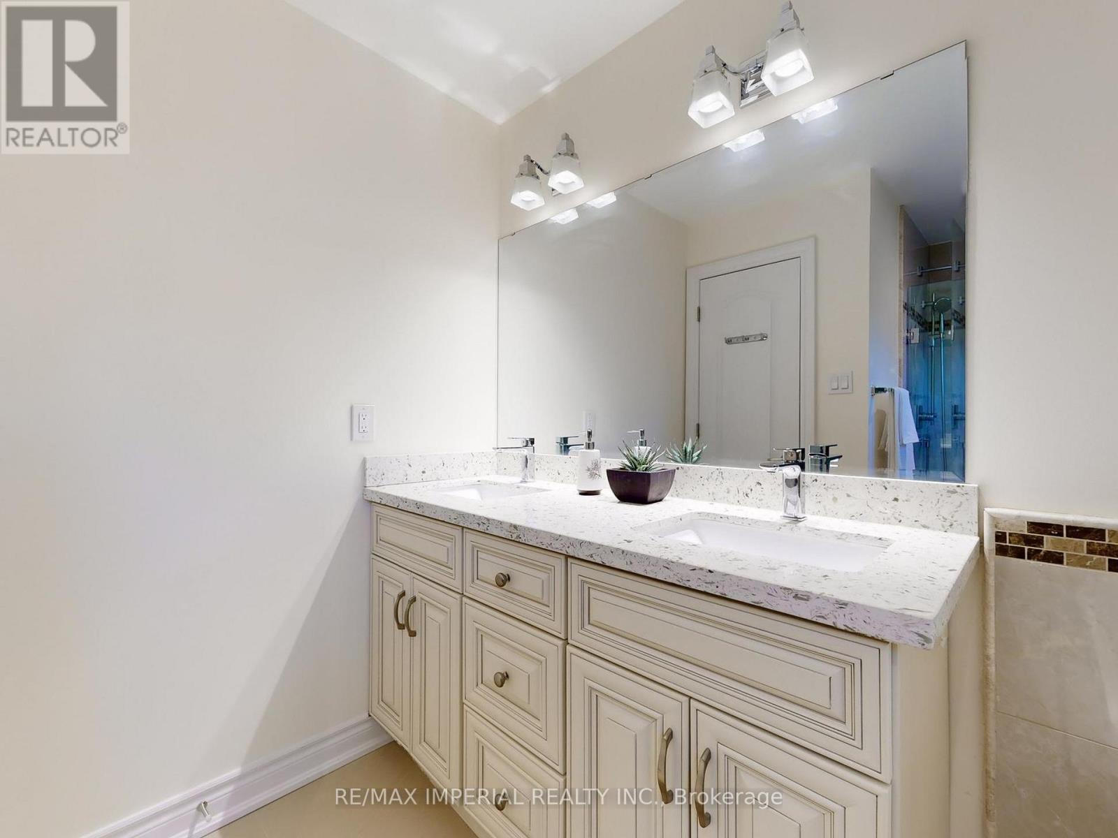 140 ROMAIN CRESCENT - 29