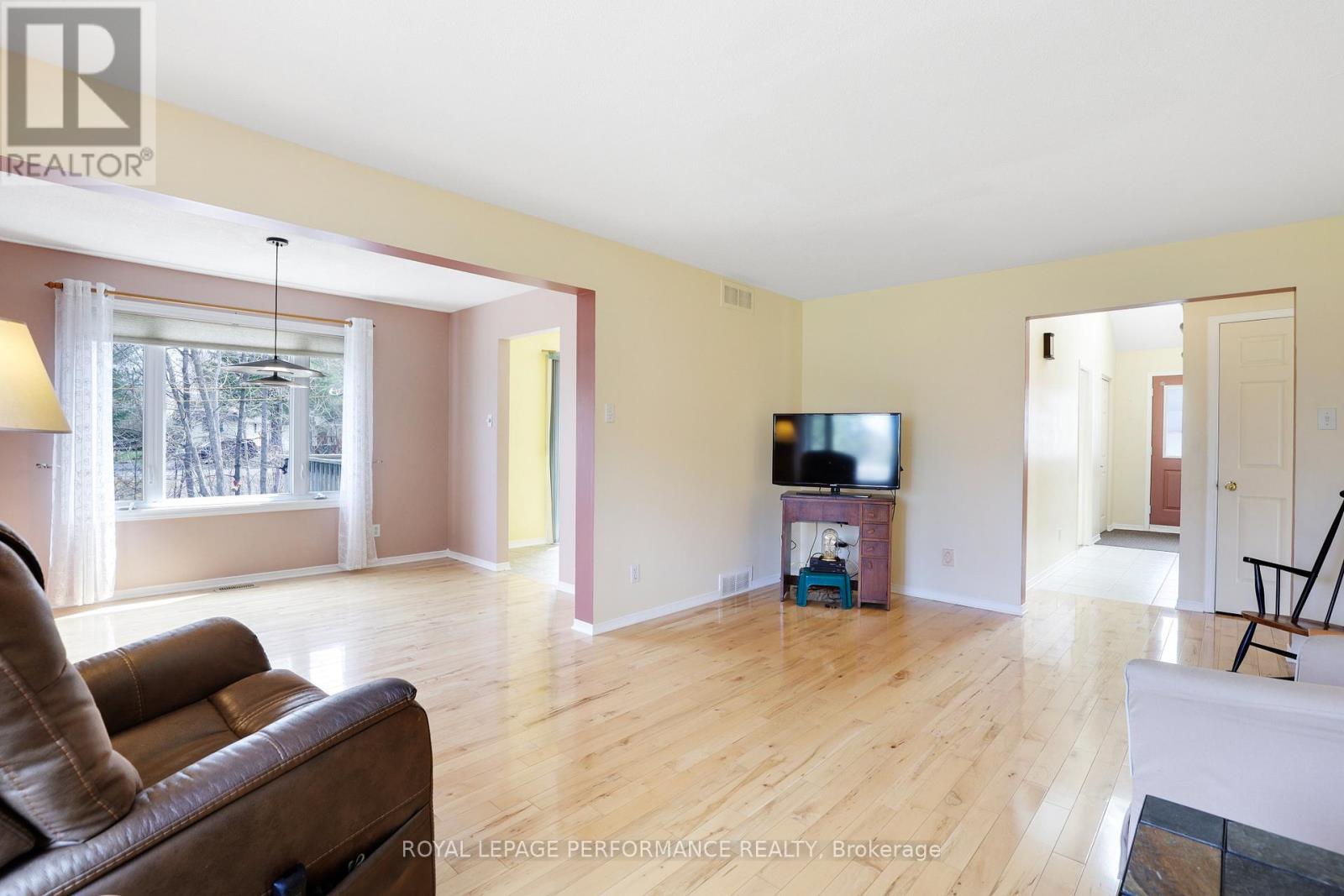 108 FELTON CRESCENT — photo 13