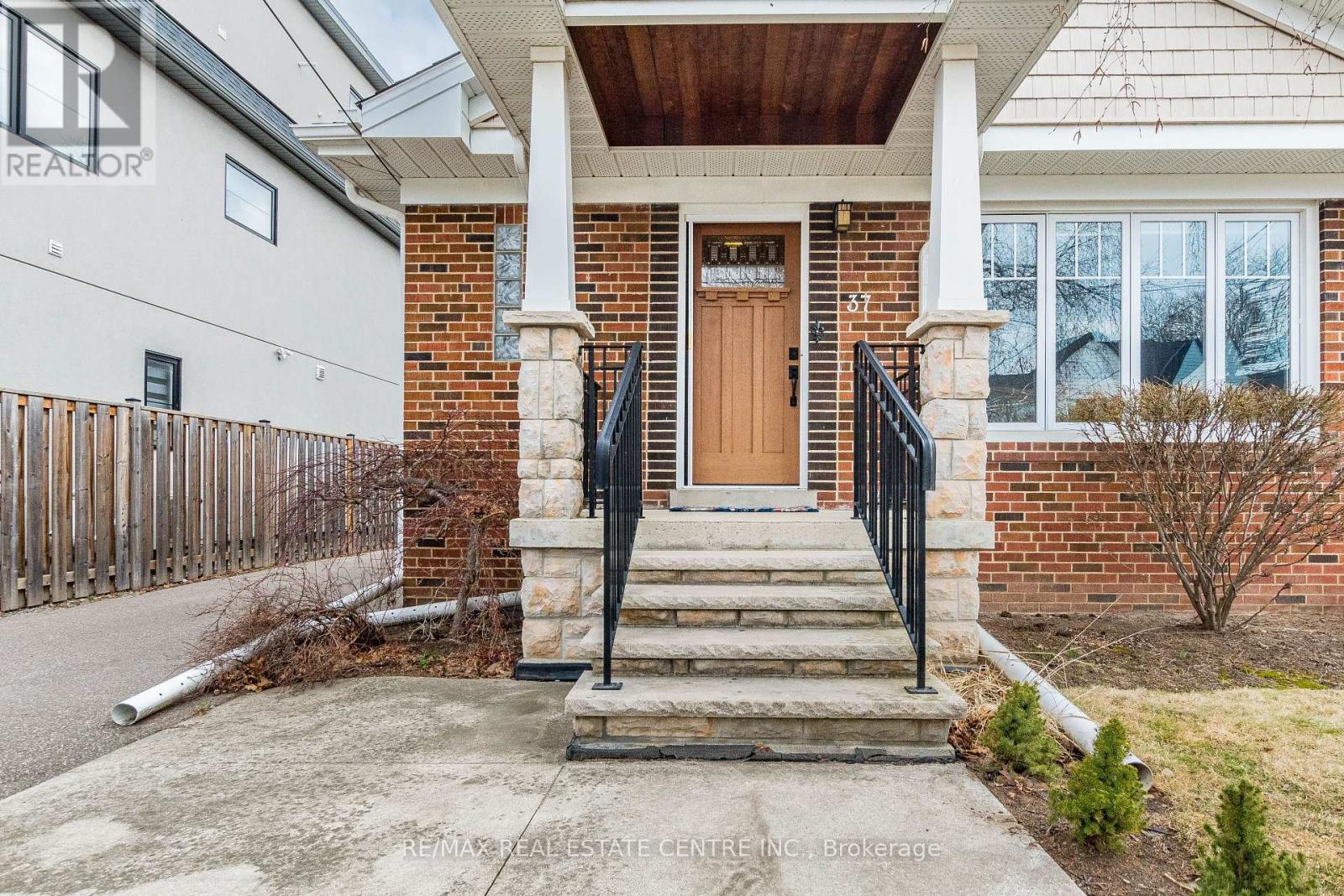 37 MAPLE AVENUE N - 2