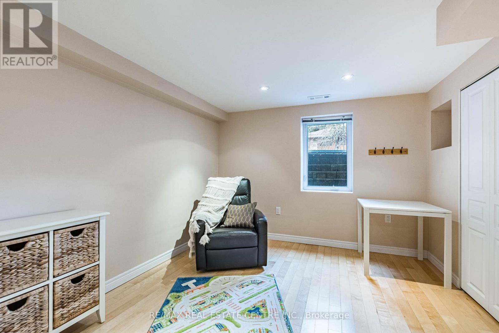 37 MAPLE AVENUE N - 20