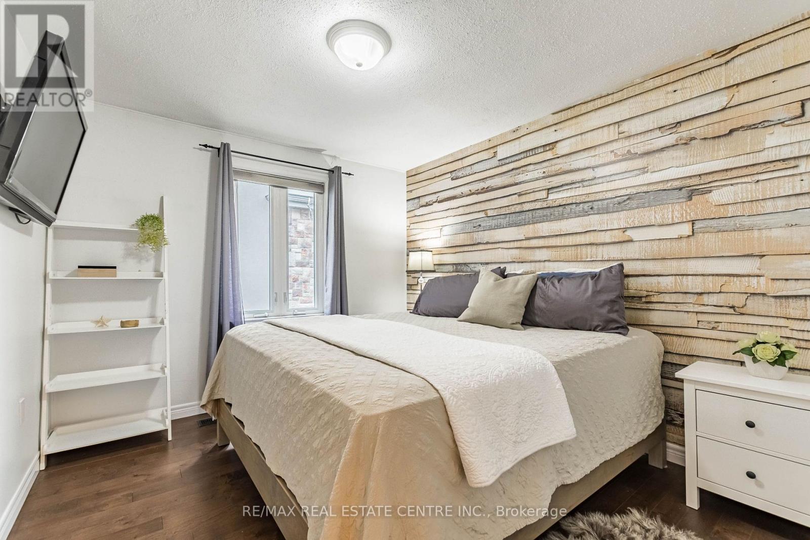 37 MAPLE AVENUE N - 25