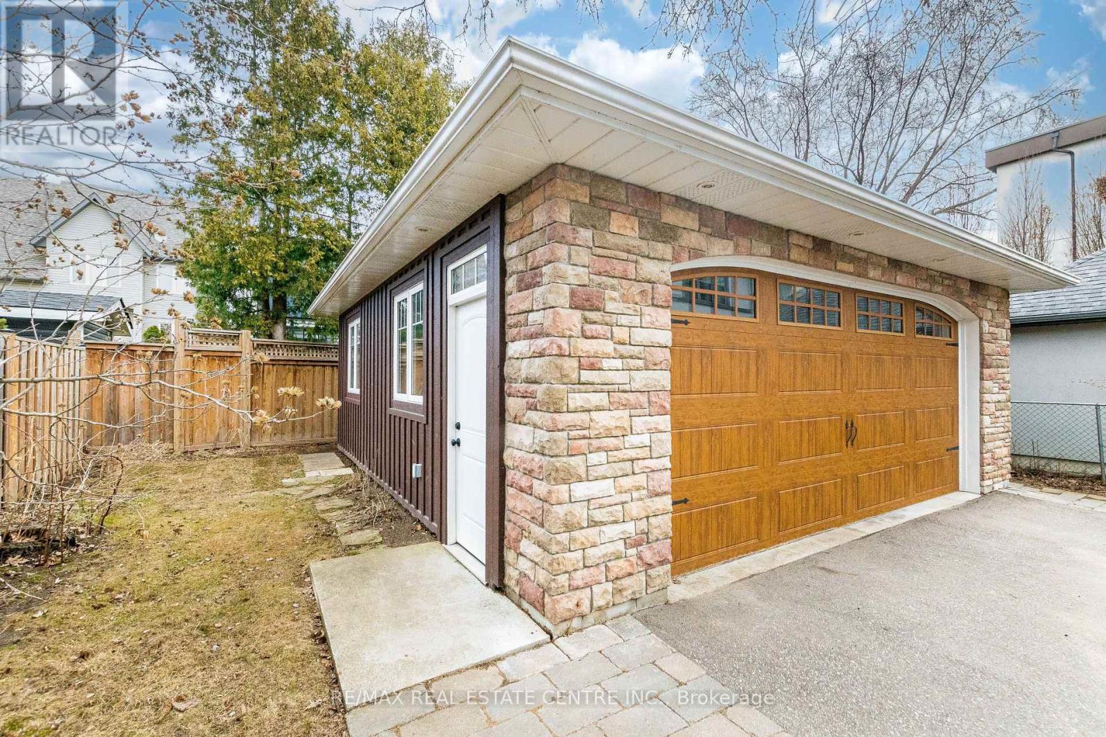 37 MAPLE AVENUE N - 6