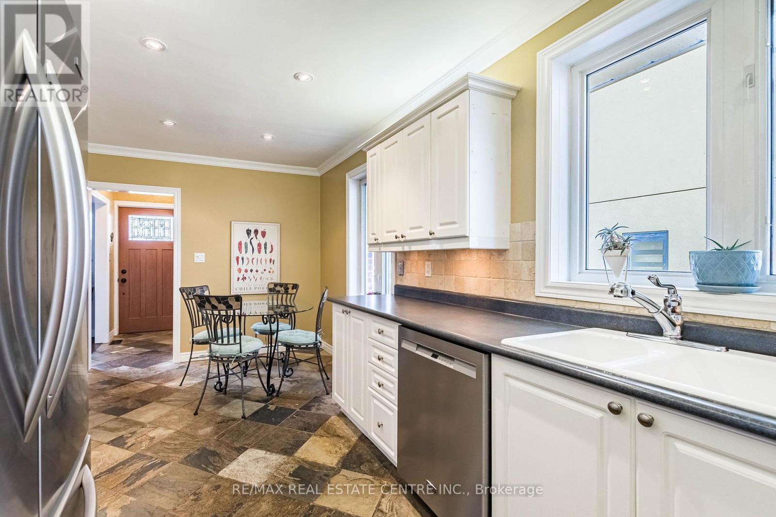 37 MAPLE AVENUE N - 7