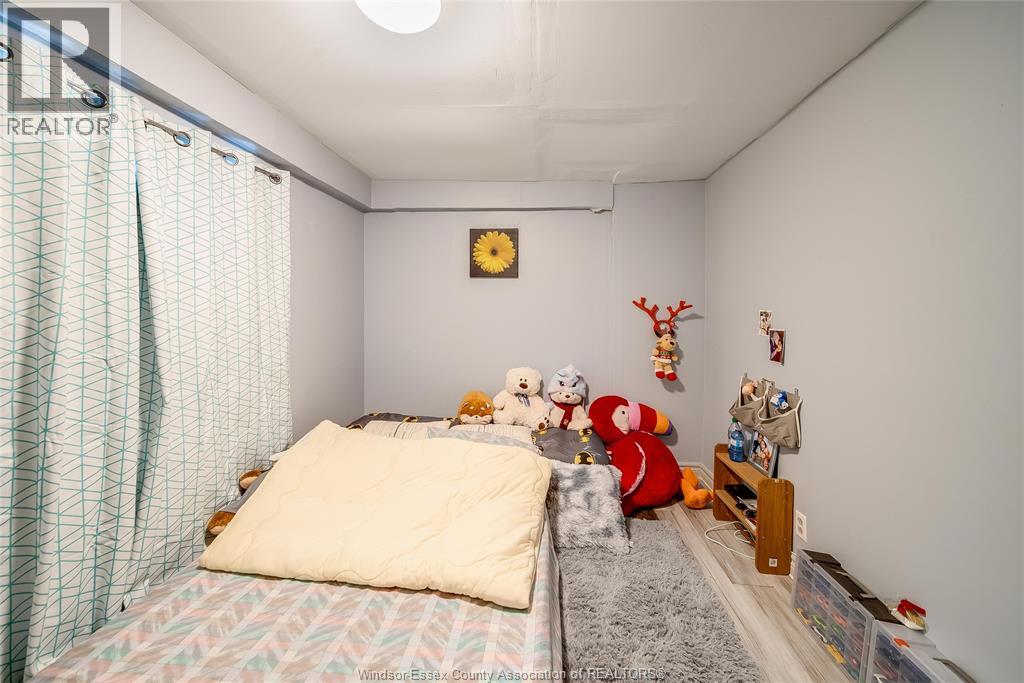 120 TALBOT STREET West — photo 33