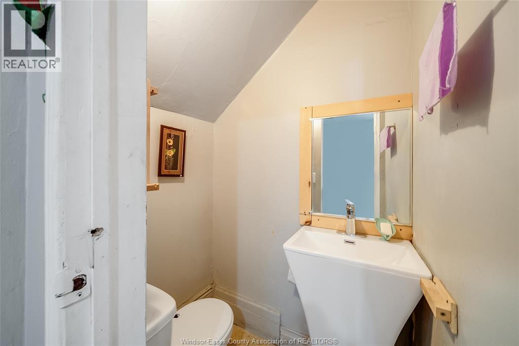 120 TALBOT STREET West — photo 27