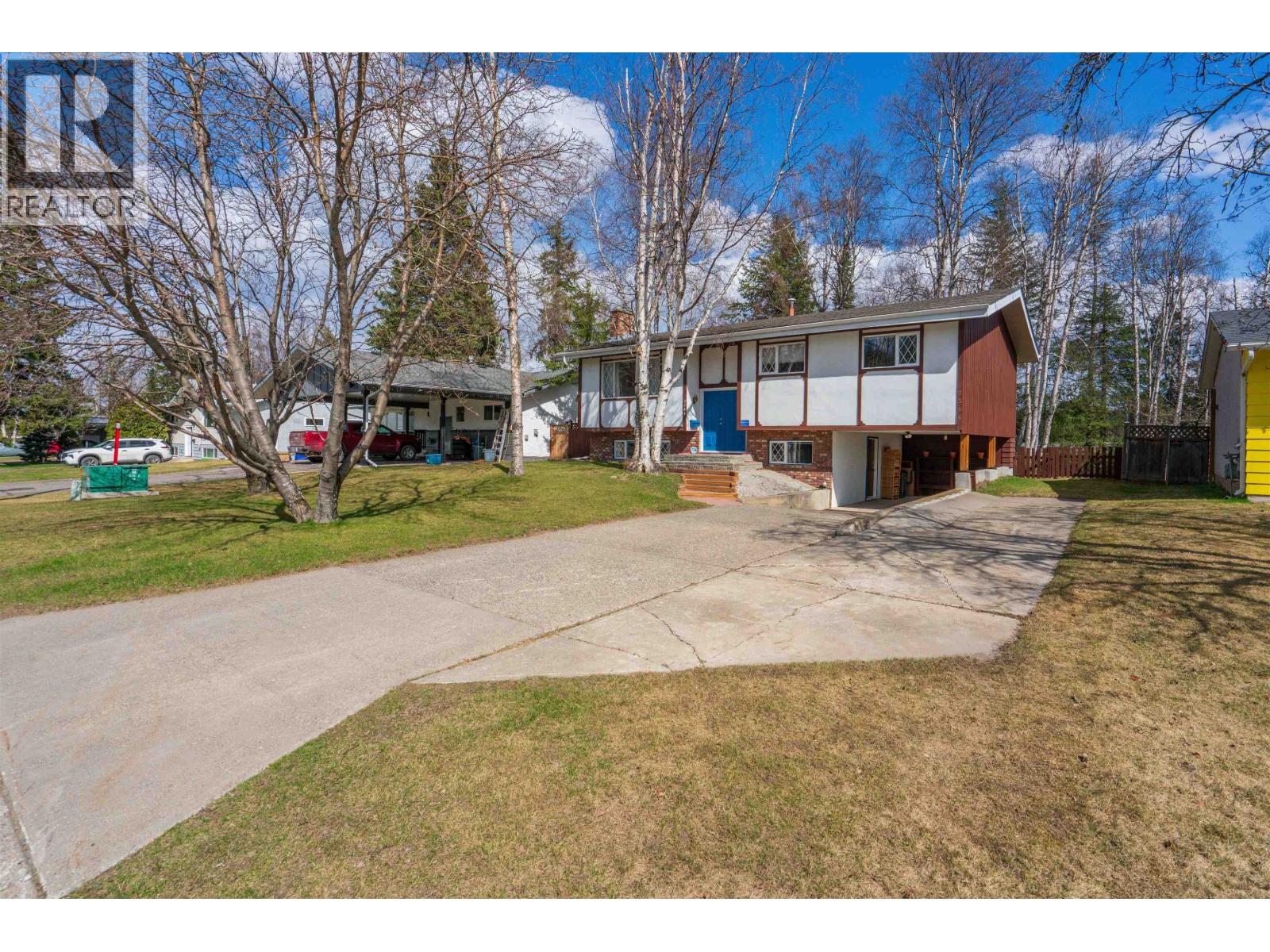 2566 BORDEN CRESCENT - 1