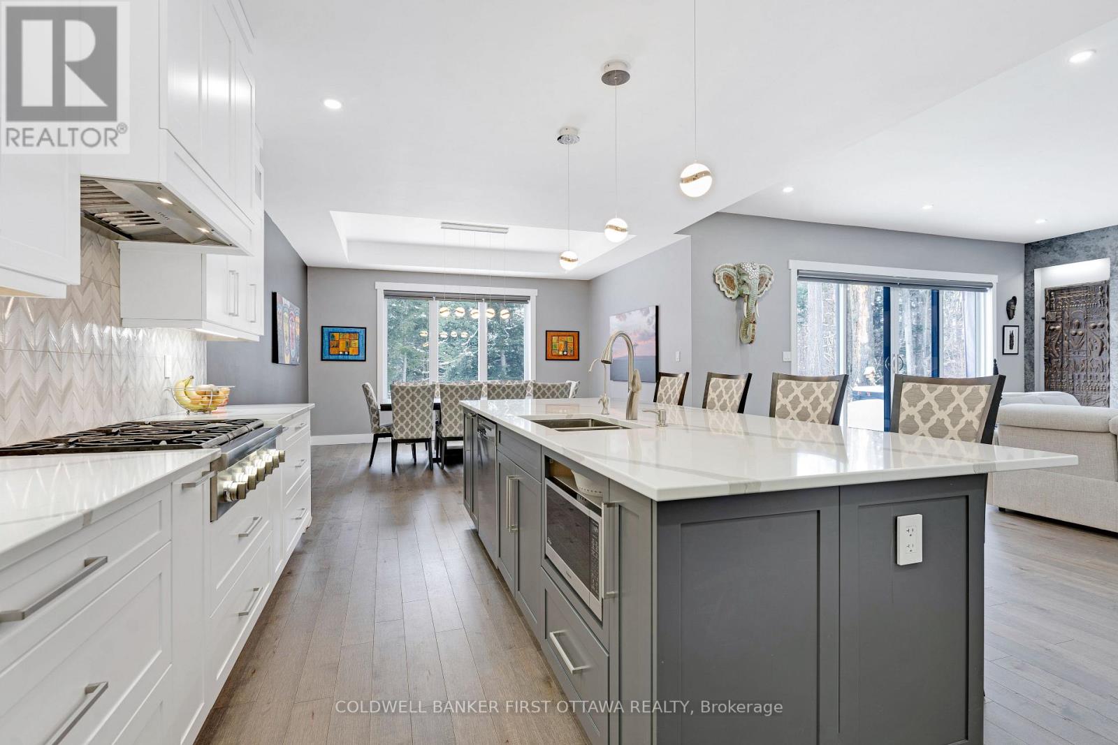 Modern two-toned cabinetry & top-end appliances