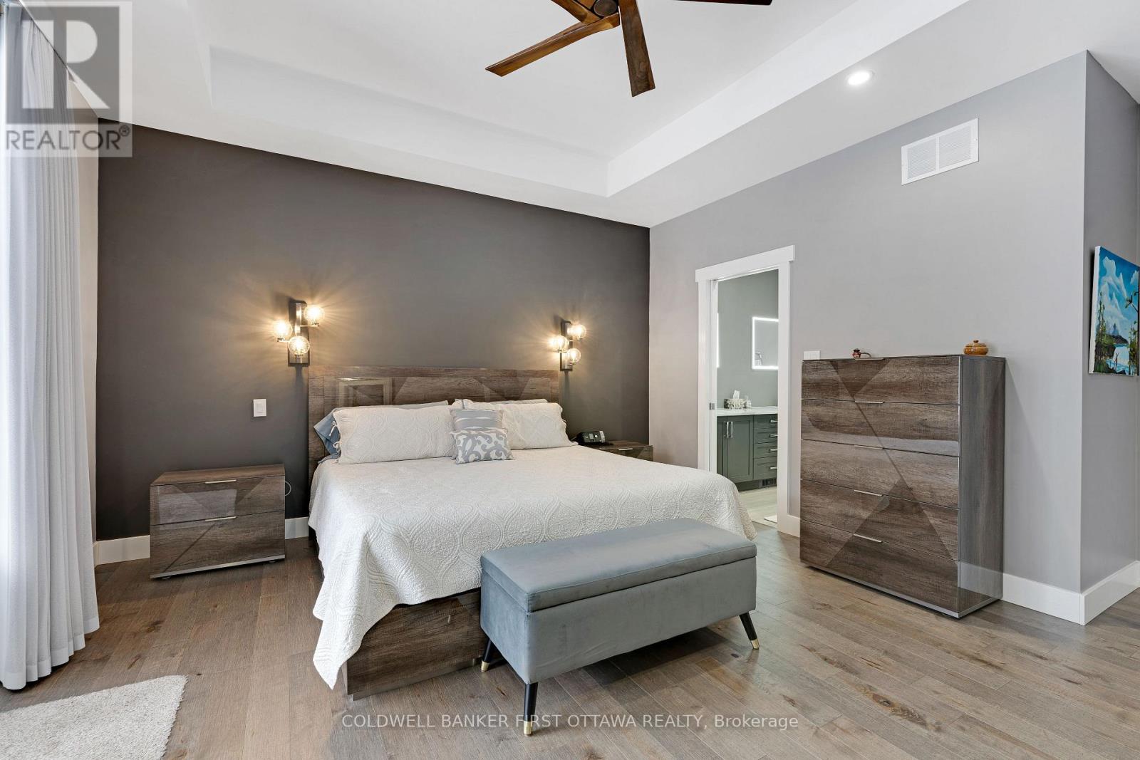 Primary suite offers walk-in closet & 4-pc ensuite