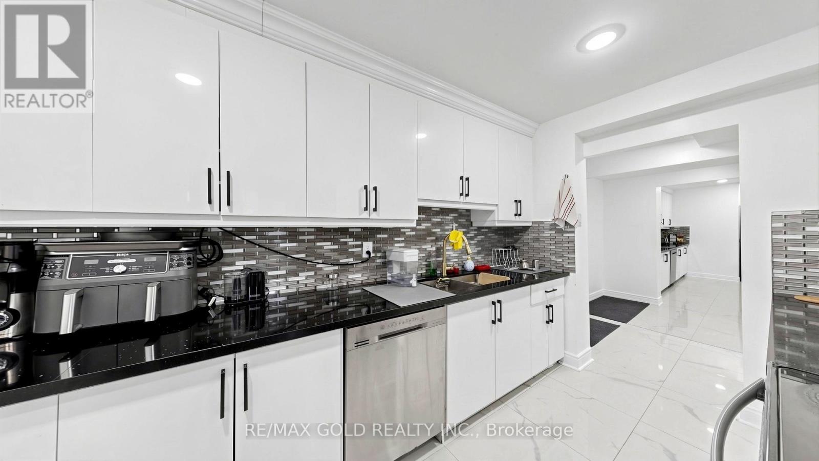 #102 2825 ISLINGTON AVENUE - 13