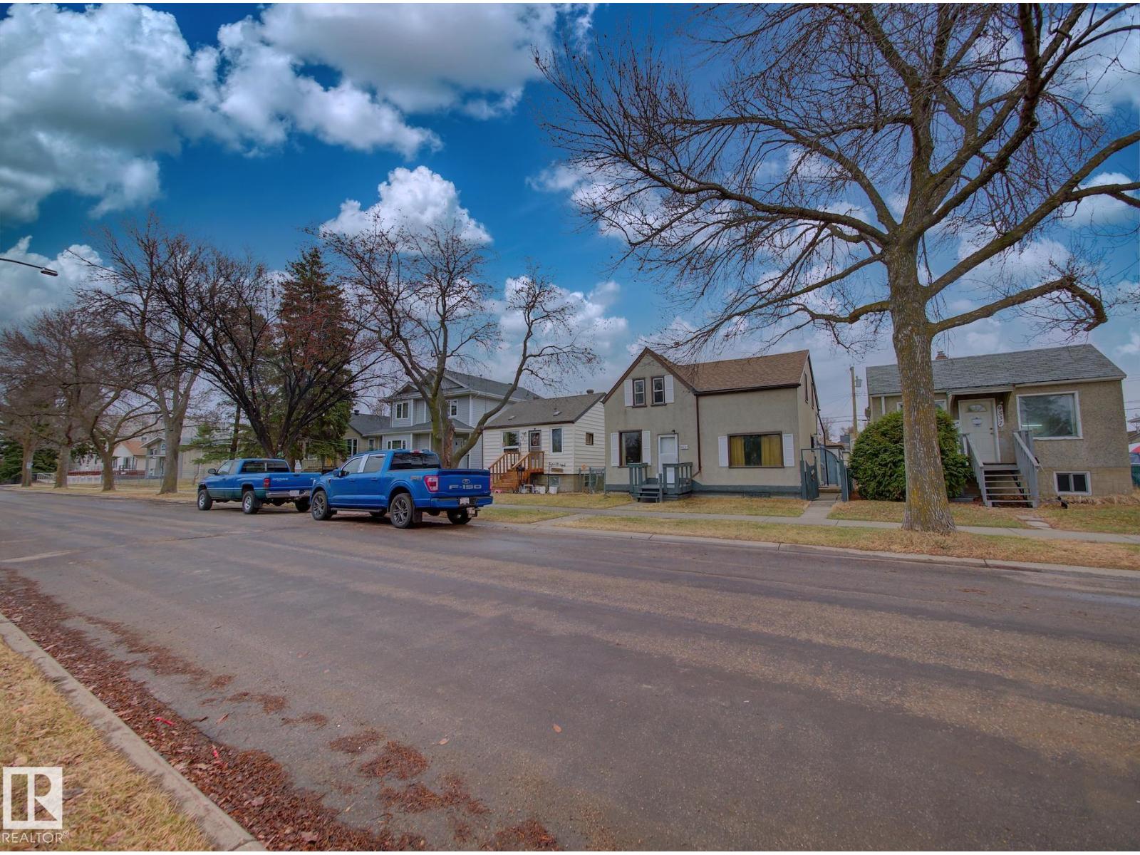 9533 77 AV NW, Edmonton