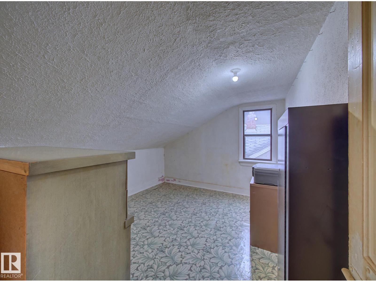 9533 77 AV NW, Edmonton