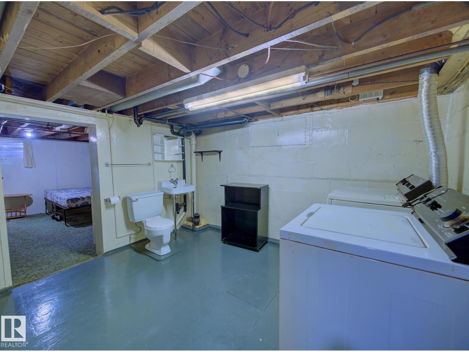 9533 77 AV NW, Edmonton