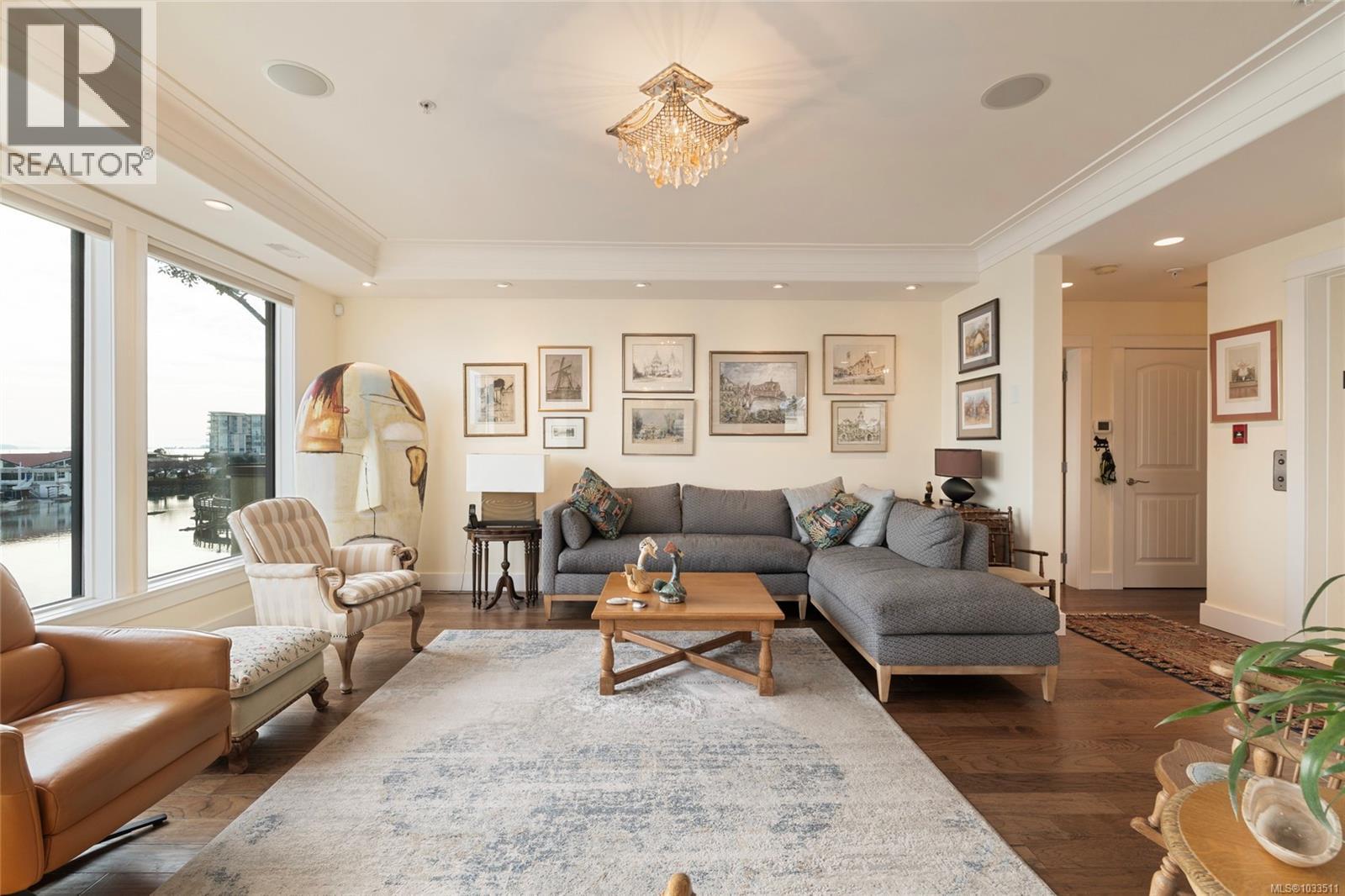 201 9949 Third Street, Sidney