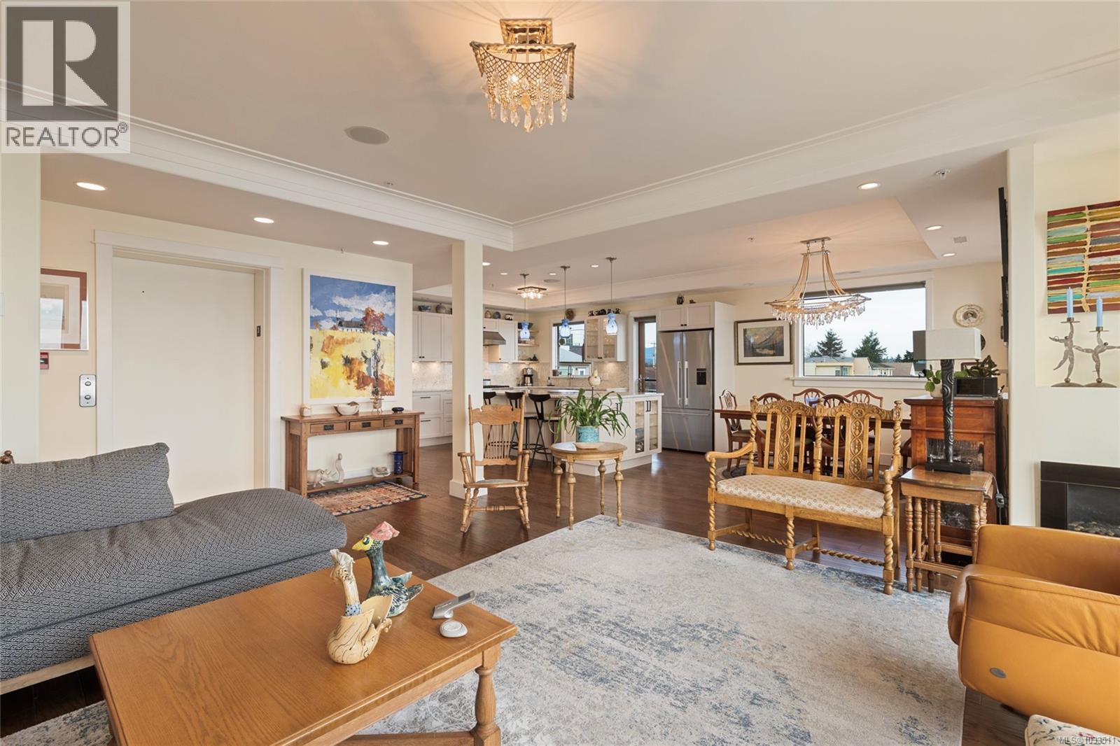 201 9949 Third Street, Sidney