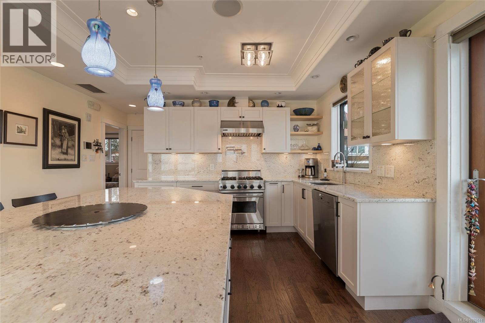 201 9949 Third Street, Sidney