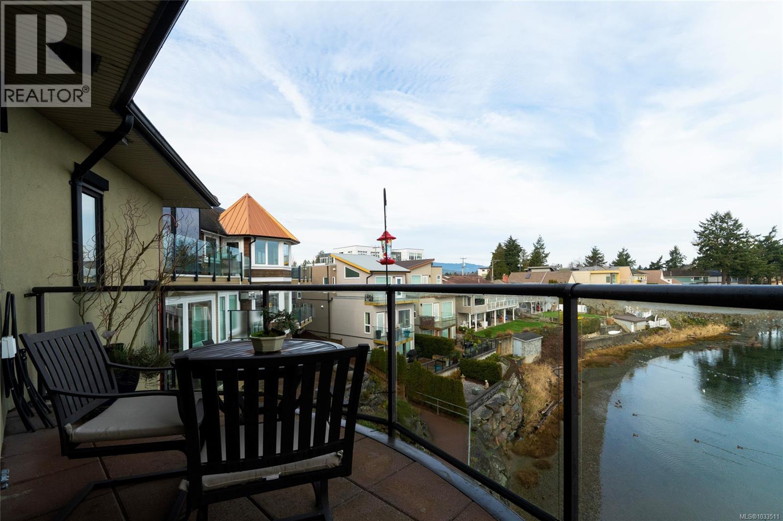 201 9949 Third Street, Sidney