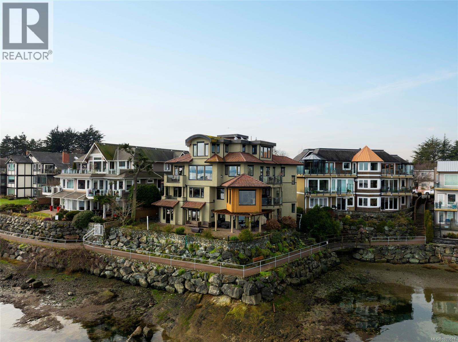 201 9949 Third Street, Sidney