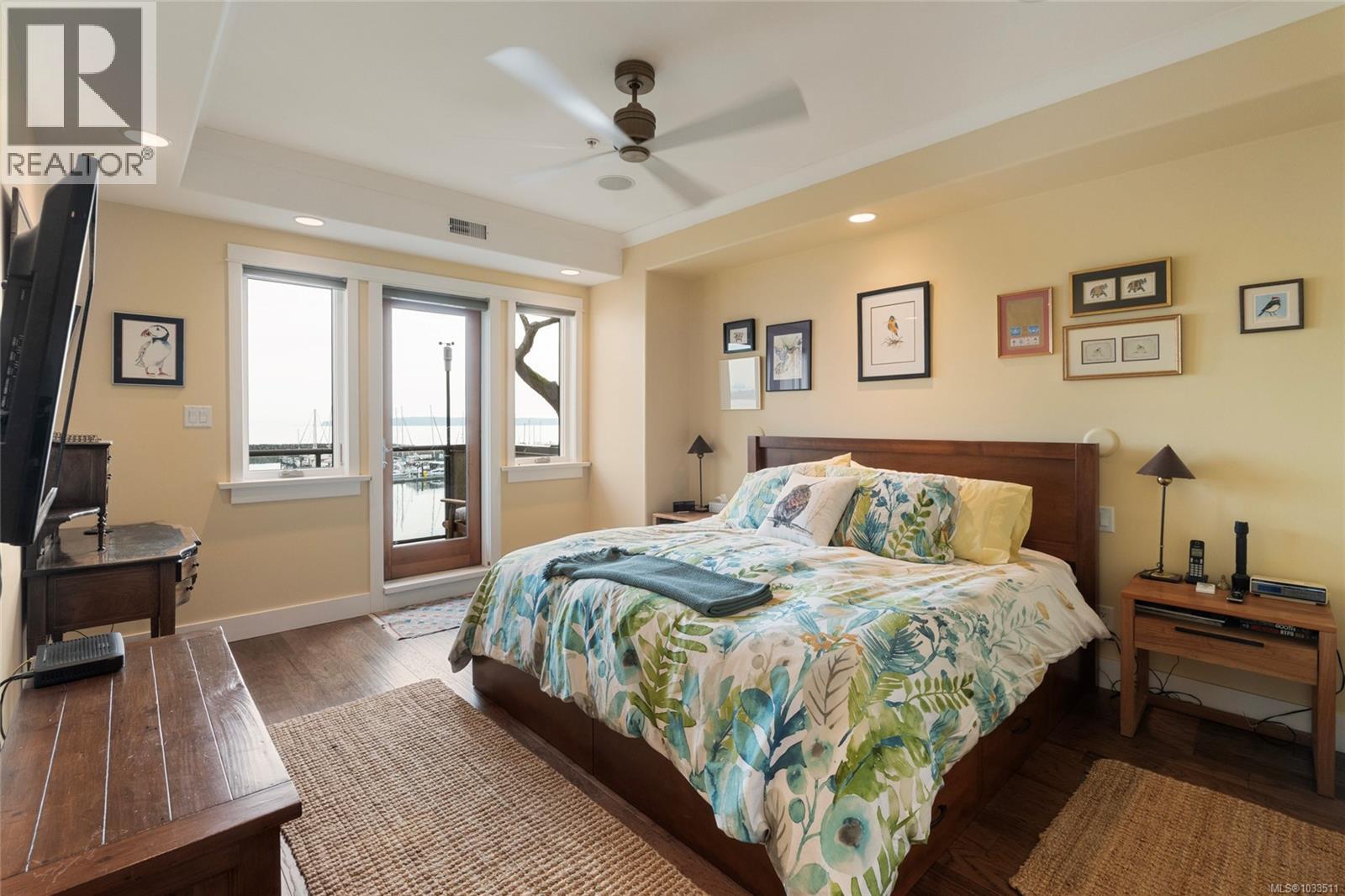 201 9949 Third Street, Sidney