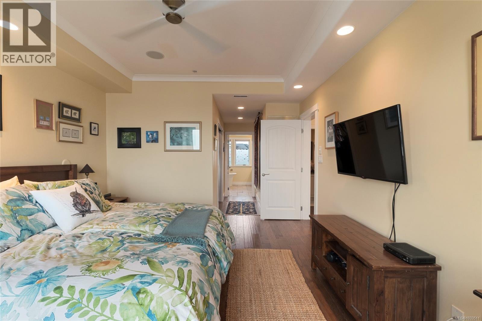 201 9949 Third Street, Sidney