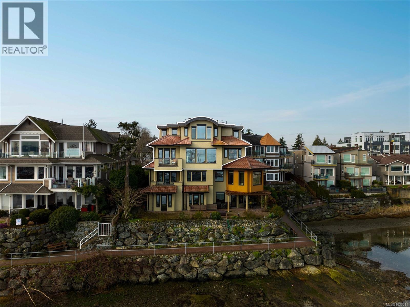 201 9949 Third Street, Sidney