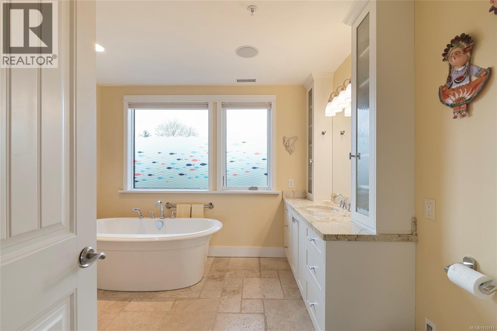 201 9949 Third Street, Sidney