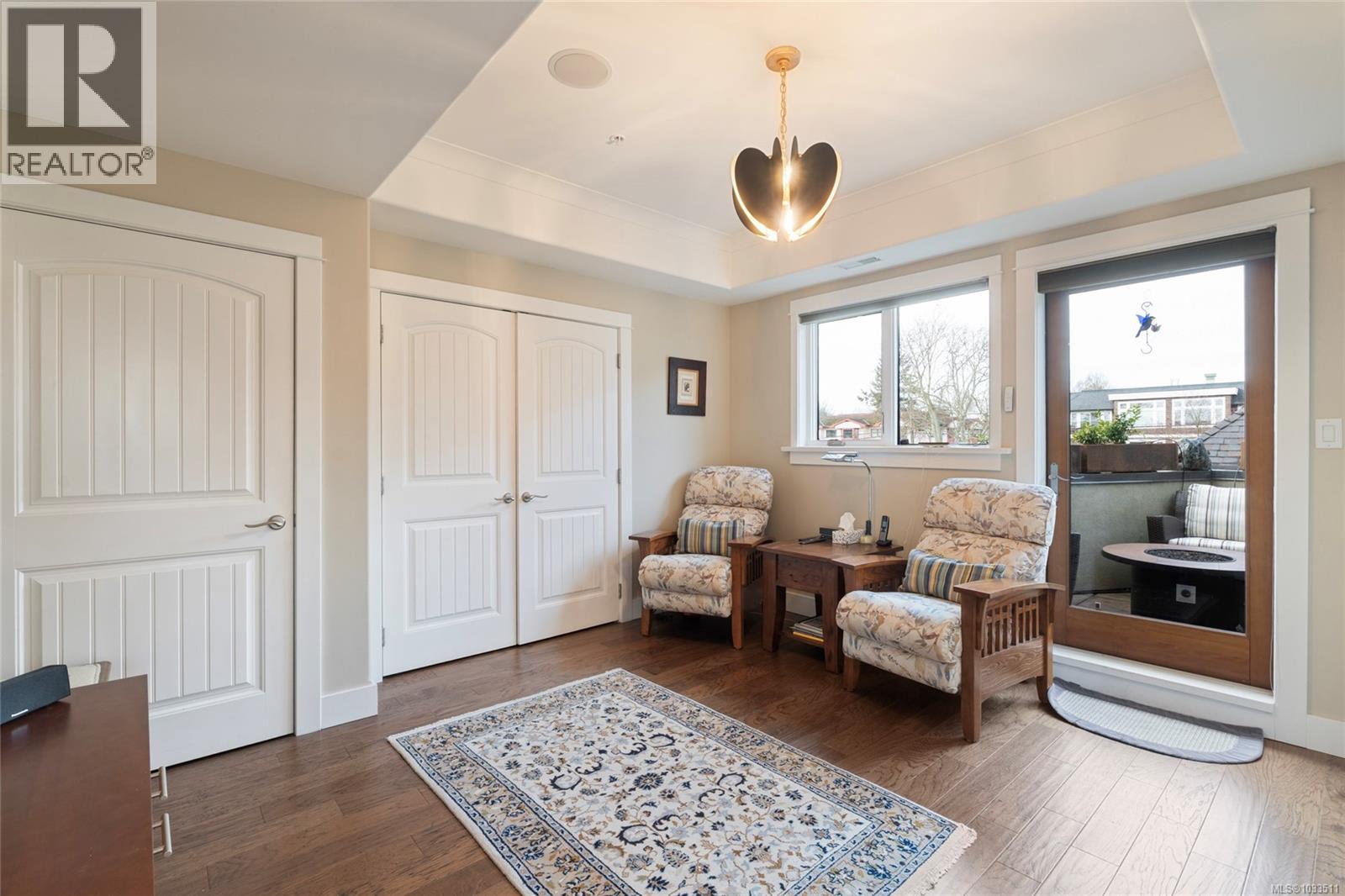 201 9949 Third Street, Sidney