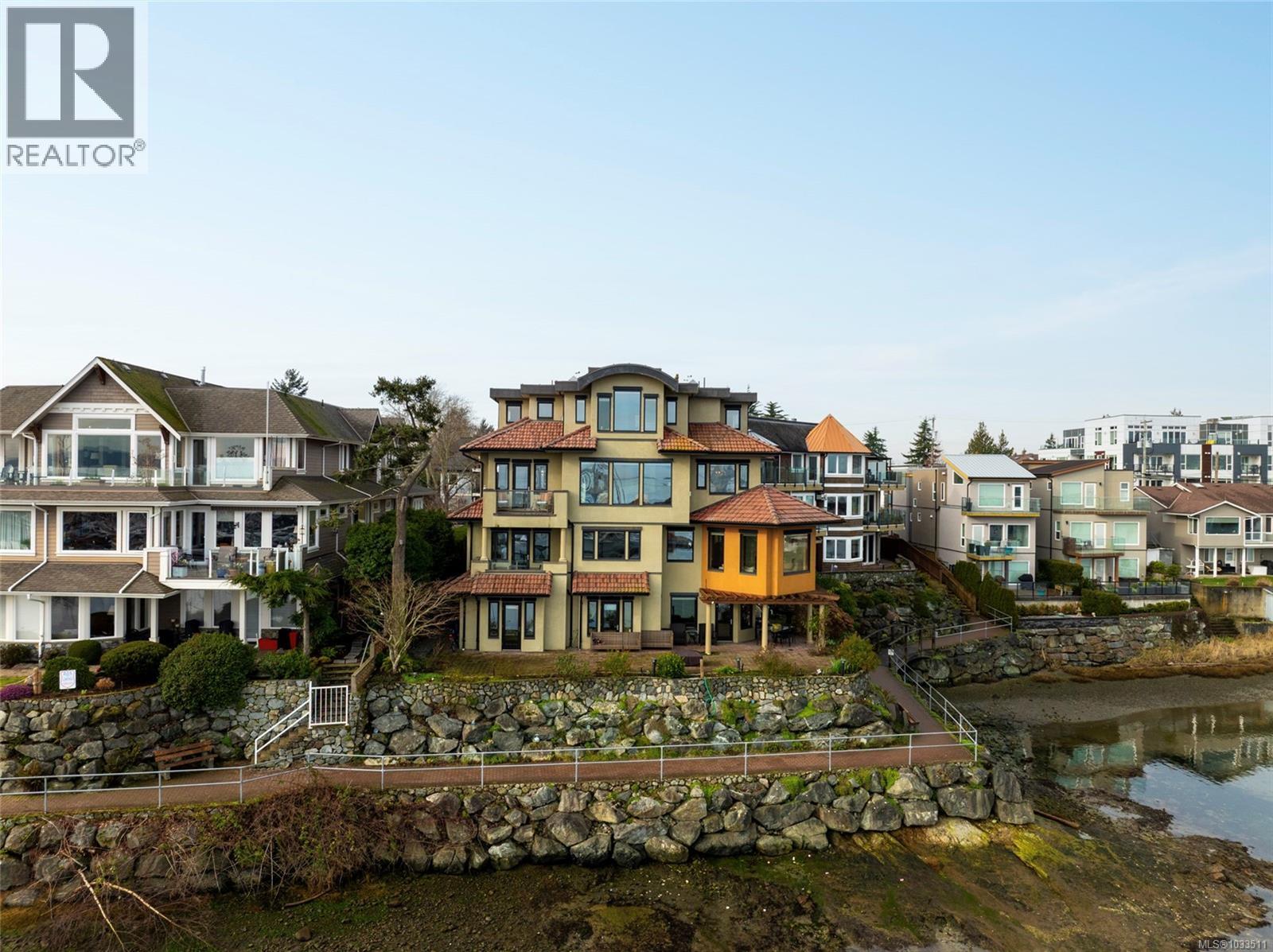 201 9949 Third Street, Sidney