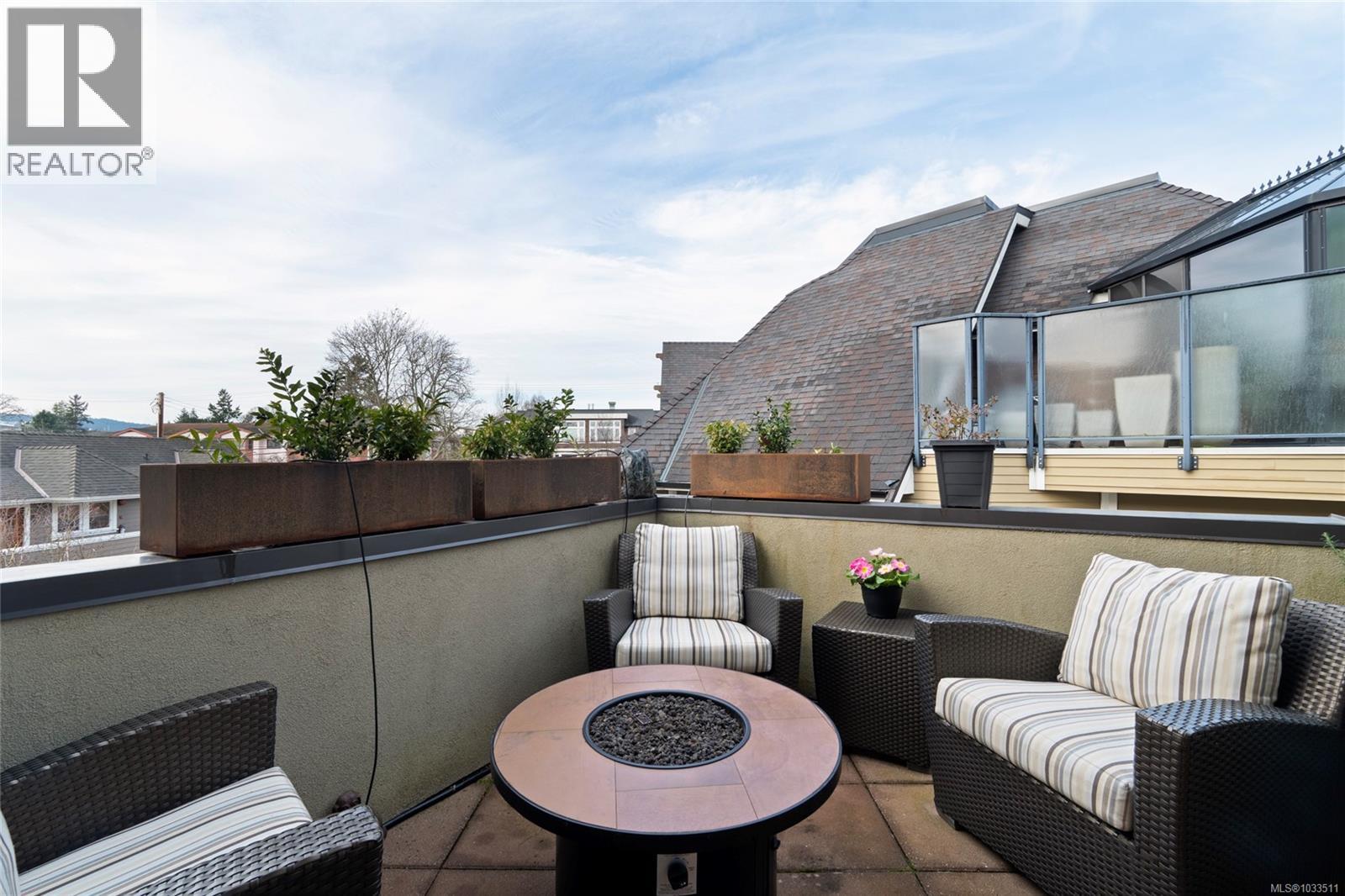 201 9949 Third Street, Sidney