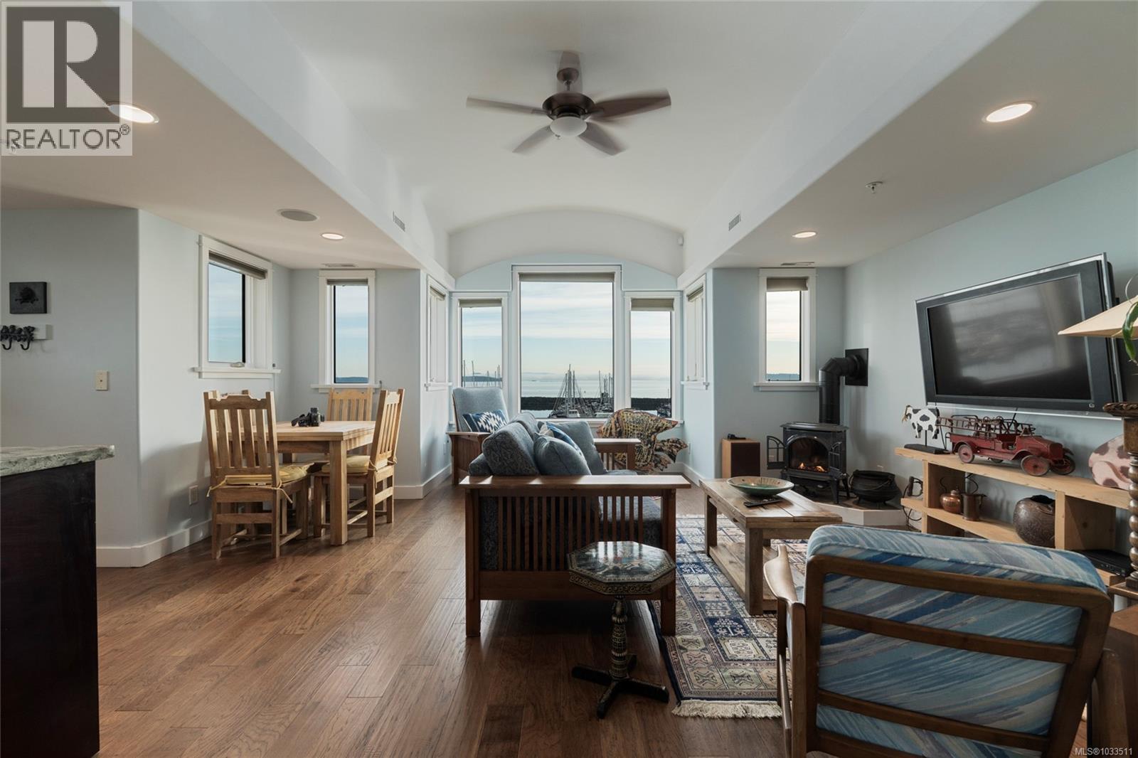 201 9949 Third Street, Sidney