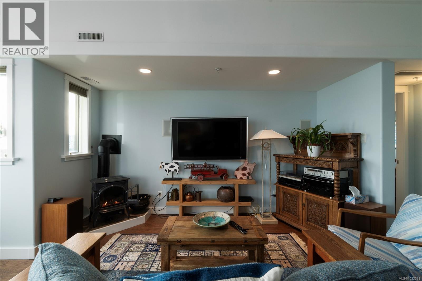 201 9949 Third Street, Sidney