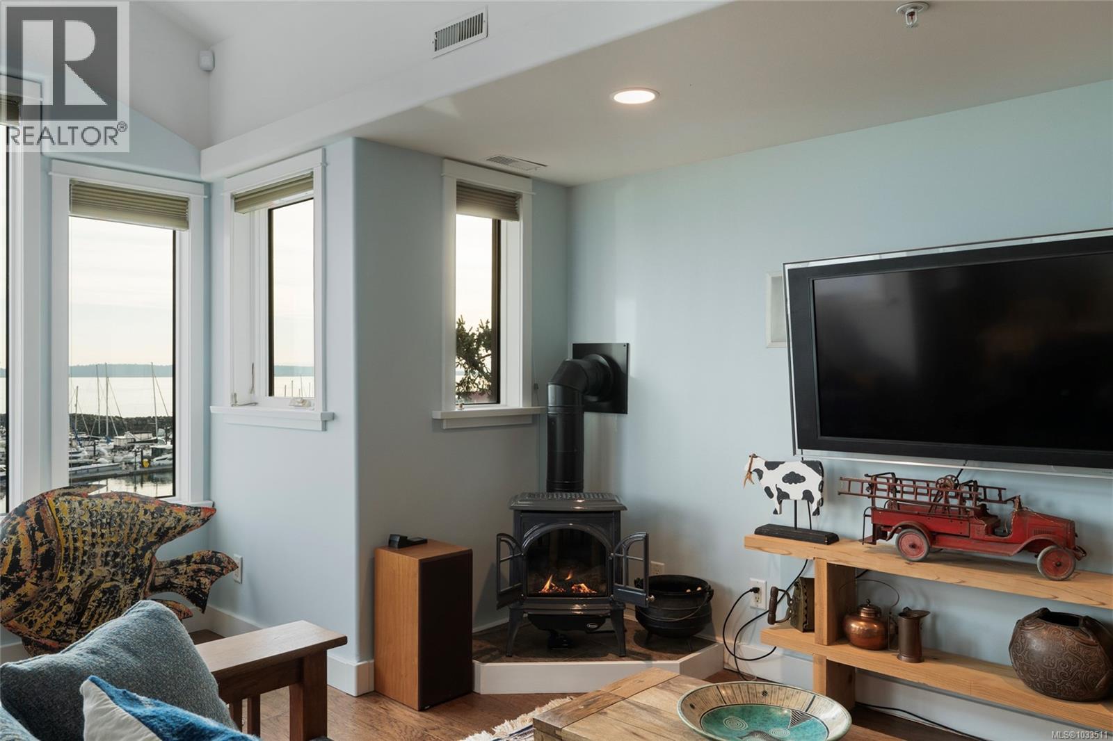 201 9949 Third Street, Sidney