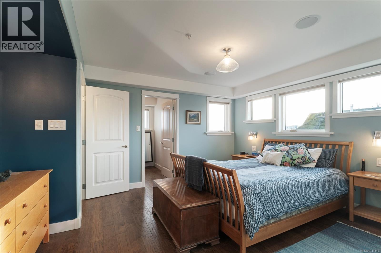 201 9949 Third Street, Sidney