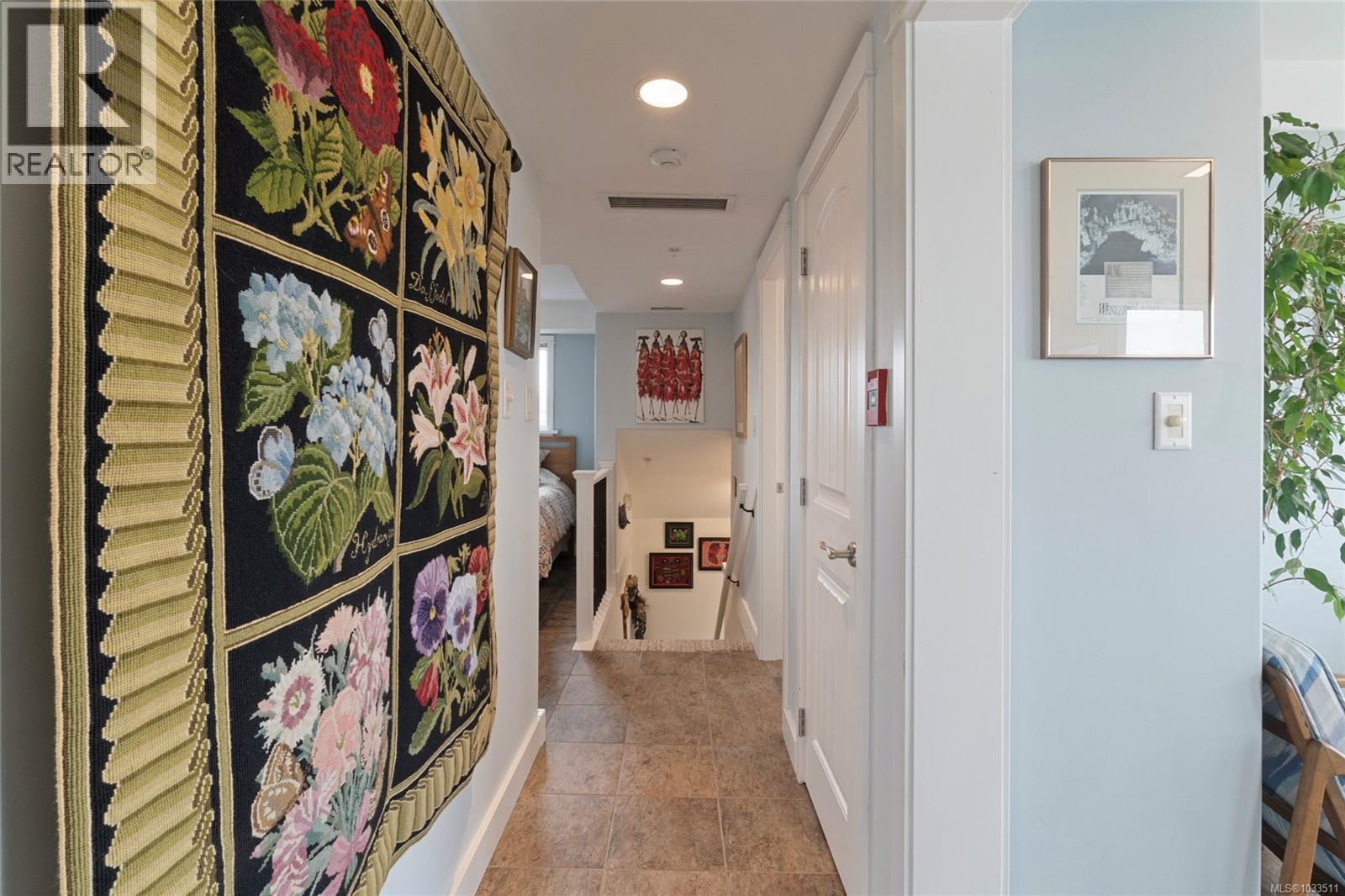 201 9949 Third Street, Sidney