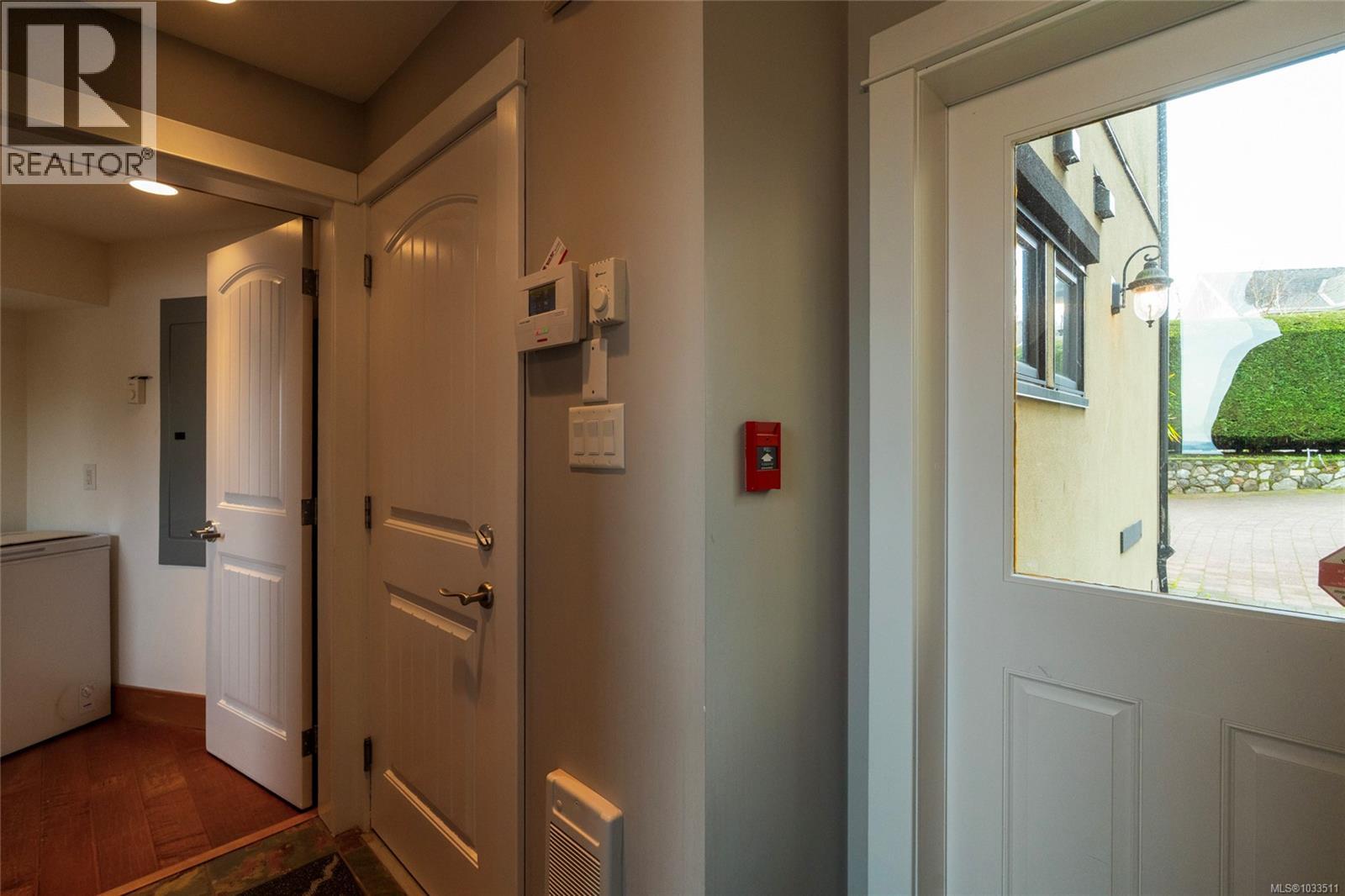 201 9949 Third Street, Sidney