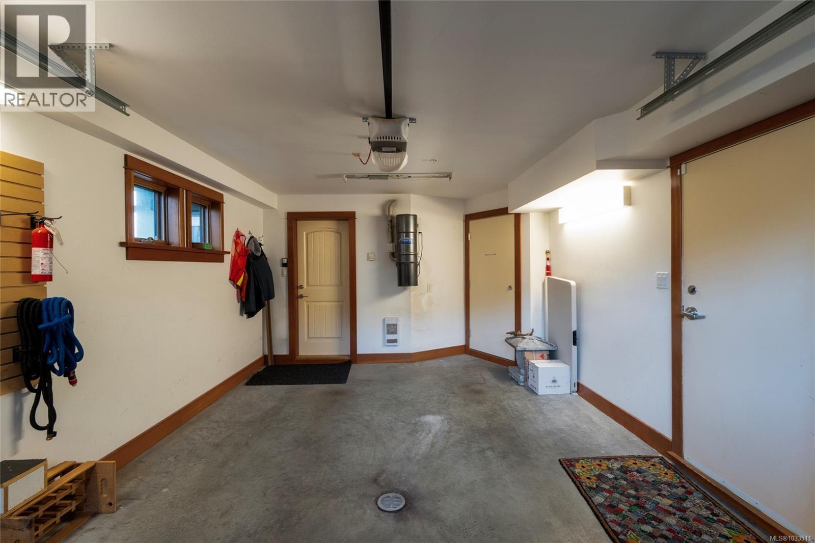 201 9949 Third Street, Sidney