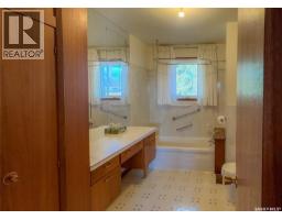 3pc Bathroom - 402 Fourth Street, Kipling, SK S0G2S0 Photo 8