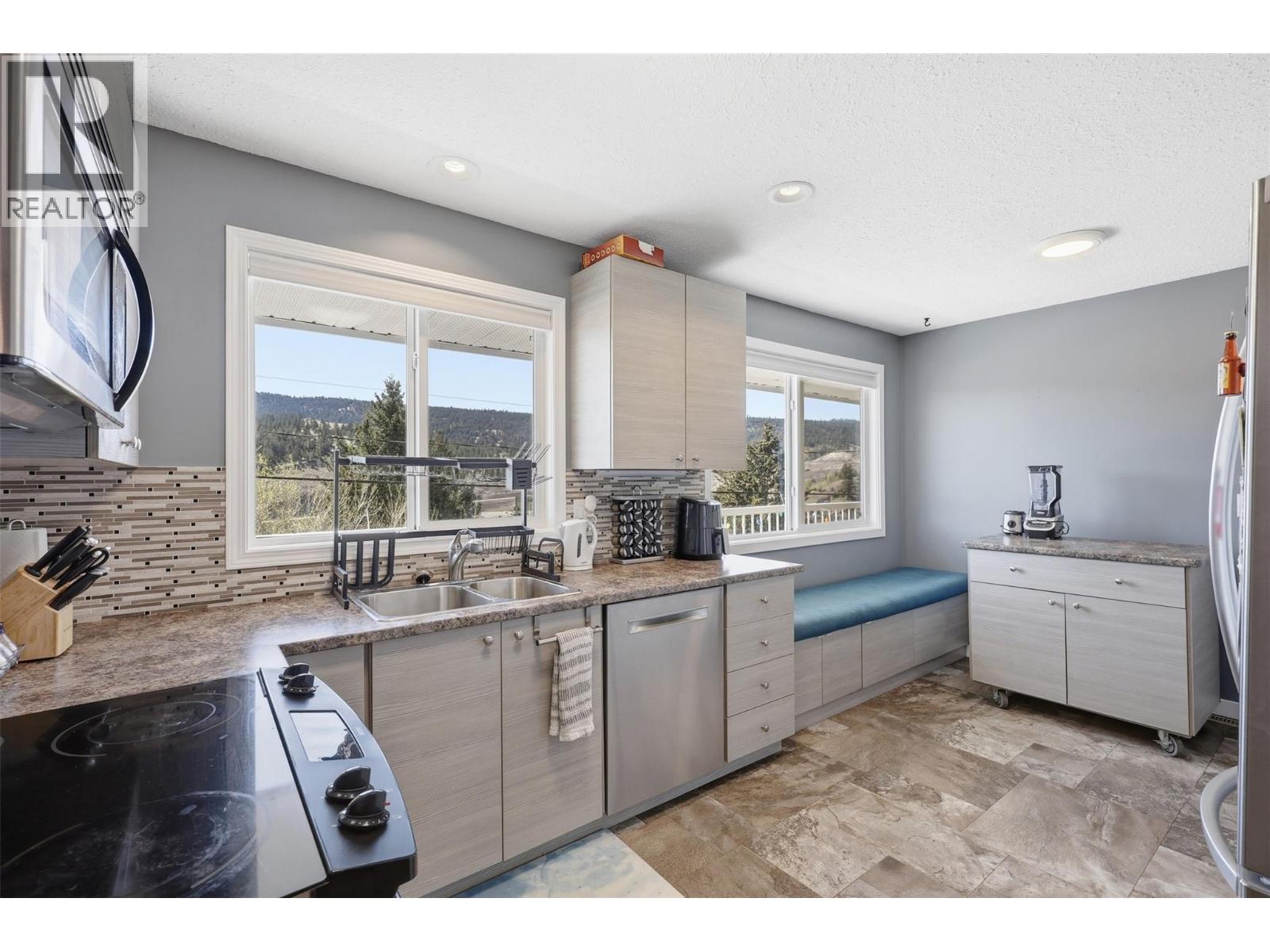 1572 MT DUFFERIN Drive - 10