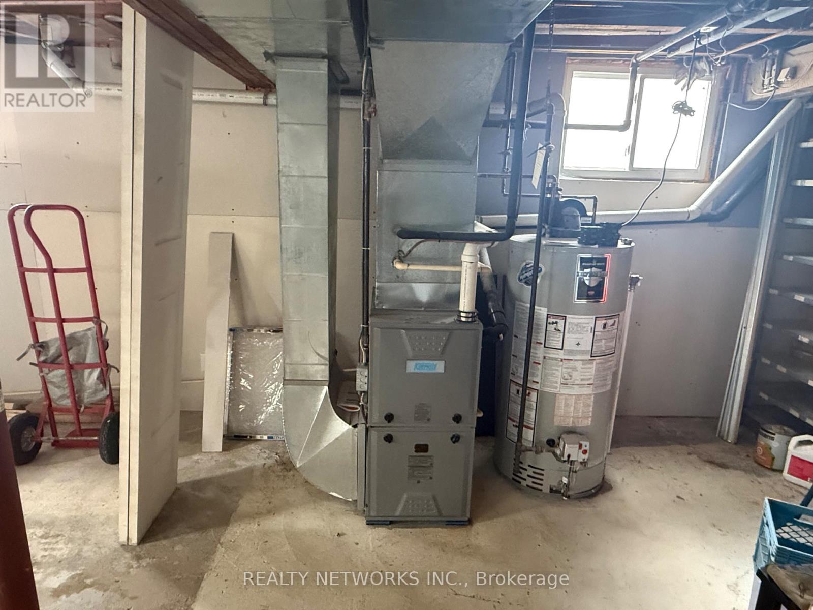 302 YOUNG STREET — photo 12